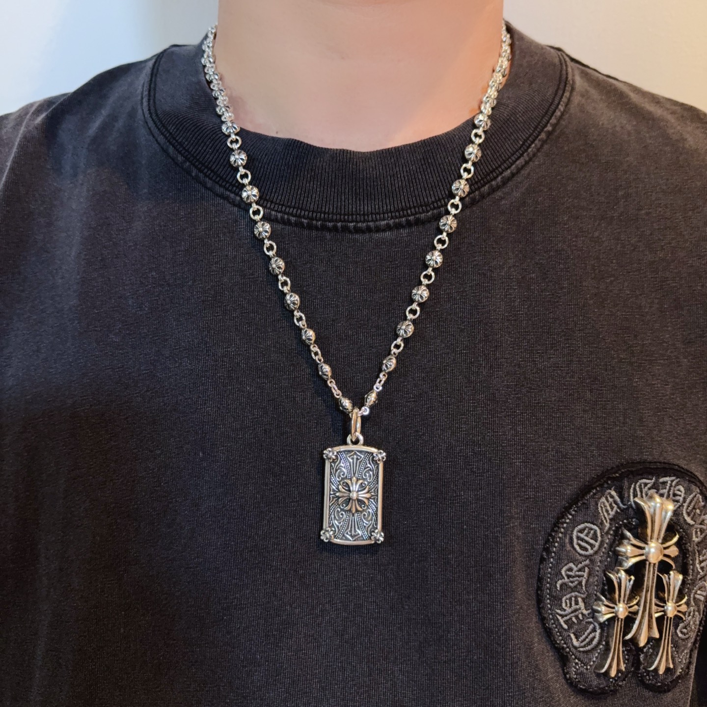 NO:705017,New [counter quality] Chrome Hearts retro cross flower ball necklace, cross pendant, concave and convex shapes with different pattern design styles, showing a distinctive cross. The Scout flower is the symbol of Chrome Hearts, so it is more durable. Genuine patterned Chrome Hearts distinguishes the ordinary light version in the market. Match the version and standard quality. Look at the printing details, the degree of retro gray oxidation. Seiko version!  !  !  Purely handmade ~ Authentic open mold fashion essentials. Can be worn by both men and women. Same style for couples. Official website original. Rock punk Thai silver style. Retro elements. Trendy and versatile!  , jewelry boutique, chrome hearts, chrome hearts, necklace19860909新款【专柜品质】Chrome Hearts克罗心复古十字花球项链 十字架吊坠 凹凸造型不同的花纹设计风格 呈现出与众不同 十字架 童军花是克罗心的志 所以更经久不衰 正品打版Chrome Hearts克罗心 区别市场普通轻版 对版对标品质 看字印细节 复古做旧灰氧程度.精工版本！！！ 纯手工打造 ～正品开模潮流时尚必备 男女均可佩戴 情侣同款 官网原版 摇滚朋克泰银风格 复古元素 潮流百搭！,饰品精品,chrome hearts,chrome hearts,necklace,Jewelry