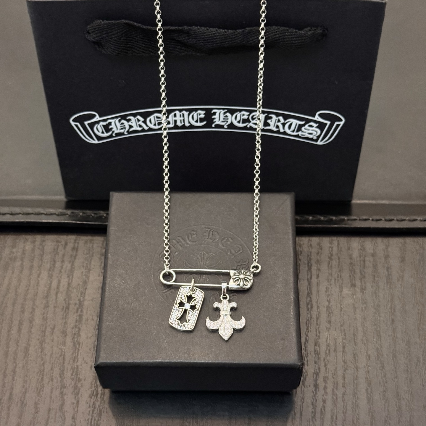 NO:705019,(Cabinet quality) Chrome Hearts retro cross flower ball necklace, green diamond cross pendant, different pattern design styles with concave and convex shapes, showing a distinctive cross. The Scout flower is the symbol of Chrome Hearts, so it is more durable. Authentic Chrome Hearts Chrome Hearts distinguishes the ordinary light version in the market. Check the quality of the version. Look at the printing details. Retro distressed gray oxidation level. Seiko version!!! Purely handmade ~ Authentic molding, trendy and fashionable, can be worn by men and women, the same style for couples.  Official website original rock punk Thai silver style, retro elements, trendy and versatile, jewelry boutique, chrome hearts, chrome hearts, necklace19860909（柜品质】Chrome Hearts克罗心复古十字花球项链 绿钻十字架吊坠 凹凸造型不同的花纹设计风格 呈现出与众不同 十字架 童军花是克罗心的志 所以更经久不衰 正品打版Chrome Hearts克罗心 区别市场普通轻版 对版对标品质 看字印细节 复古做旧灰氧程度.精工版本！！！ 纯手工打造 ～正品开模潮流时尚必备 男女均可佩戴 情侣同款 官网原版 摇滚朋克泰银风格 复古元素 潮流百搭！,饰品精品,chrome hearts,chrome hearts,necklace,Jewelry