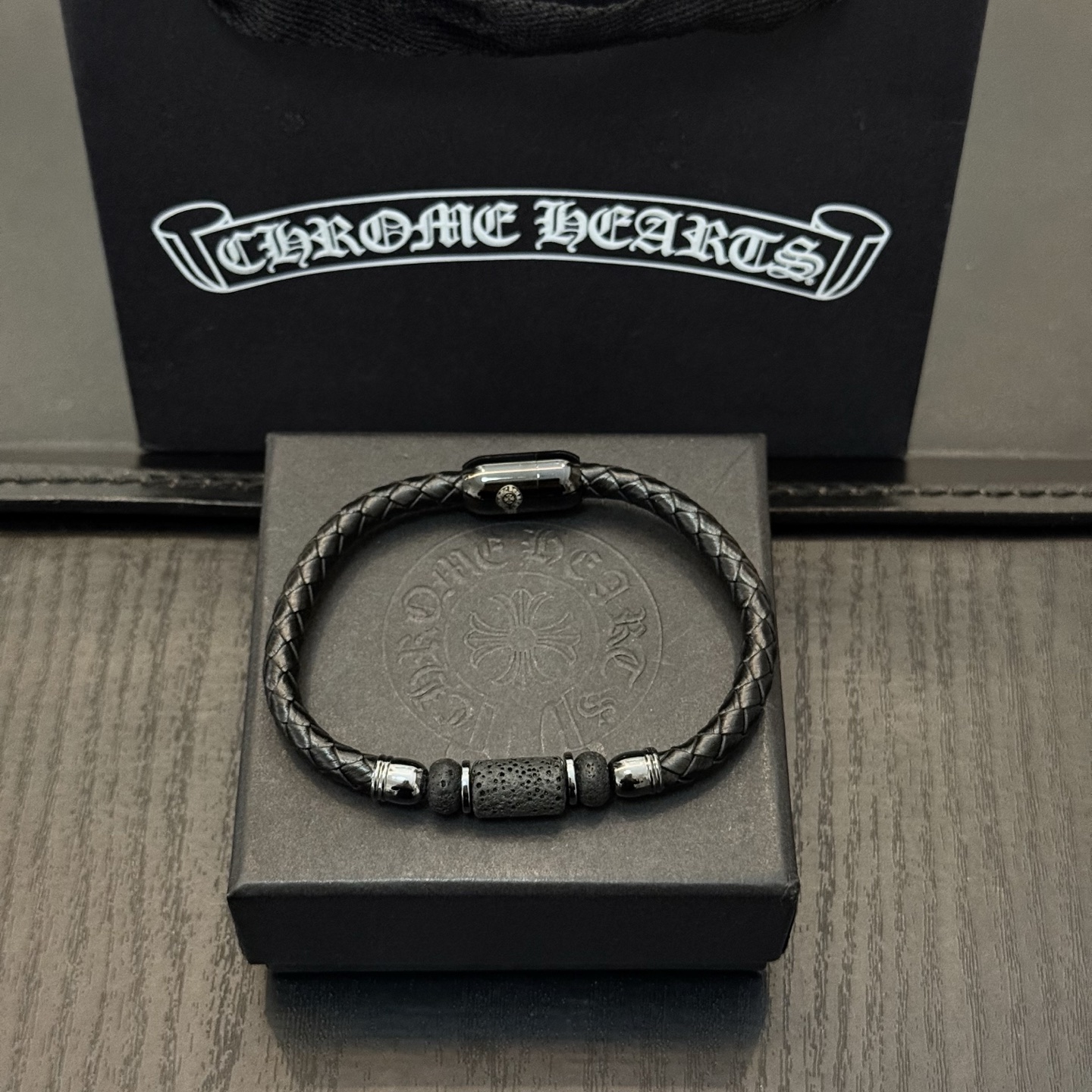 NO:705022,New [Counter Quality] Chrome Hearts Leather Rope Bracelet. The concave and convex shapes with different pattern design styles are distinctive. The cross scout flower is the symbol of Chrome Hearts, so it is more durable. The genuine pattern-printed Chrome Hearts necklace is different from the ordinary light version in the market. Check the version and standard quality. Look at the printing details. The degree of retro gray oxidation. Seiko version!  , jewelry boutique, chrome hearts, chrome hearts, necklace, bracelet19860909新款【专柜品质】Chrome Hearts克罗心皮绳手镯 凹凸造型不同的花纹设计风格呈现出与众不同 十字架童军花是克罗心的标志 所以更经久不衰 正品打版Chrome Hearts克罗心项链区别市场普通轻版 对版对标品质 看字印细节 复古做旧灰氧程度.精工版本！,饰品精品,chrome hearts,chrome hearts,necklace,bracelet,Jewelry