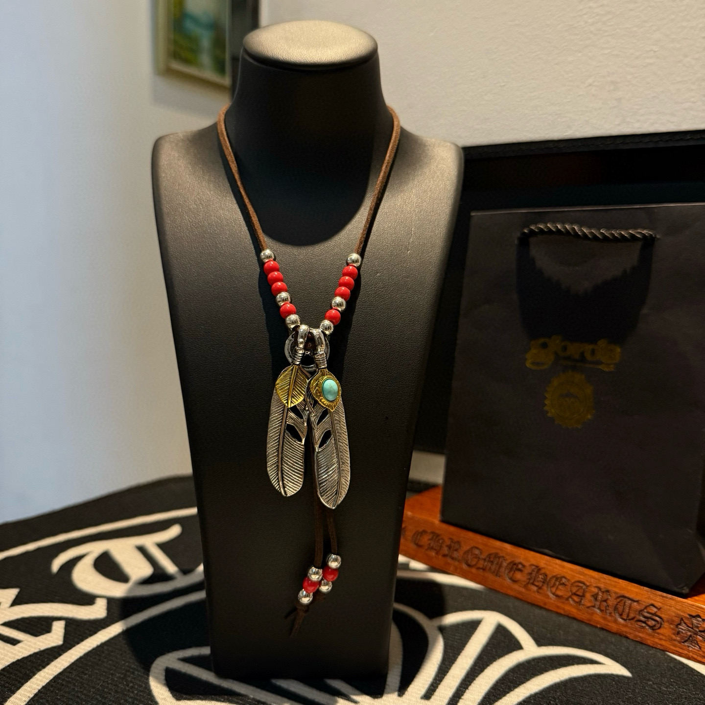 NO:688175,[New product on the shelves] Goro’s Takahashi Goro dotted feather leather cord necklace, adjustable length, top-notch version, exclusive photo shoot, focusing on the high-end market, popular model on Kuaishou/ins/Xiaohongshu, definitely different from the ordinary version!  The product details in the pictures are consistent with ZP!  Original production process, exquisite quality, purely handmade ~ Authentic mold opening, trendy and fashionable must-have, can be worn by both men and women, the same style for couples, rock punk Thai silver style, retro elements, trendy and versatile, the same style as the official website, boutique jewelry, necklace19860909【新品上架】Goro’s高桥吾郎点羽毛皮绳项链,可调节长短,顶级版本,认准独家拍摄,主攻高端市场 ,快手/ins/小红书热门款,绝对区别普通版本！图片产品细节与ZP一致！原版制作工艺 精工品质 纯手工打造 ～正品开模潮流时尚必备 男女均可佩戴 情侣款同款 摇滚朋克泰银风格 复古元素 潮流百搭 官网同款,饰品精品,necklace,Jewelry