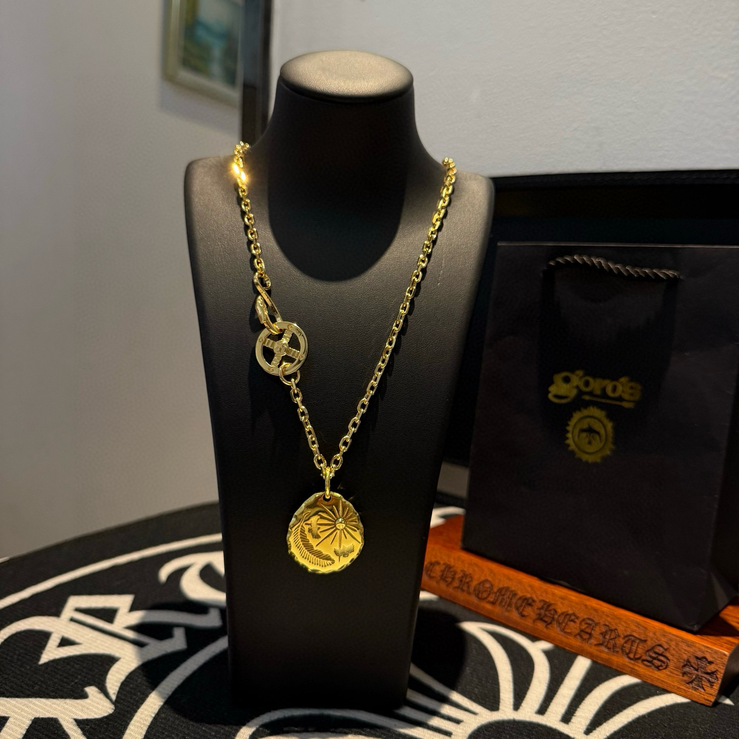 NO:688186,Batch of [new products on the shelves] Goro’s Goro Takahashi golden silver cake pendant, Takahashi classic necklace, top version, exclusive shooting, focusing on the high-end market, popular model in Kuaishou/ins/Xiaohongshu, absolutely different from the ordinary version!  The product details in the pictures are consistent with ZP!  Original production process, exquisite quality, purely handmade ~ Authentic mold opening, trendy and fashionable must-have, can be worn by both men and women, the same style for couples, rock punk Thai silver style, retro elements, trendy and versatile, the same style as the official website, boutique jewelry, necklace19860909批【新品上架】Goro’s高桥吾郎金色银饼吊坠,高桥经典项链,顶级版本,认准独家拍摄,主攻高端市场 ,快手/ins/小红书热门款,绝对区别普通版本！图片产品细节与ZP一致！原版制作工艺 精工品质 纯手工打造 ～正品开模潮流时尚必备 男女均可佩戴 情侣款同款 摇滚朋克泰银风格 复古元素 潮流百搭 官网同款,饰品精品,necklace,Jewelry