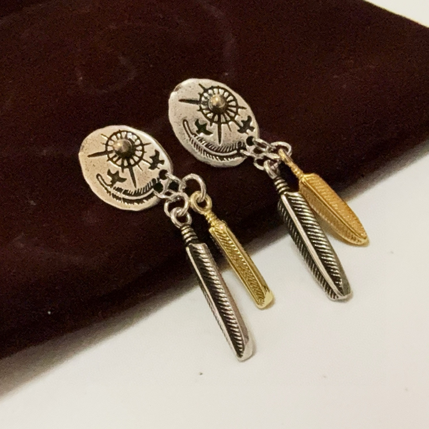 NO:688192,[New product on the shelves] Goro’s Goro Takahashi retro golden feather earrings, top version, look for exclusive shooting, focus on the high-end market, absolutely different from the ordinary version!  The product details in the pictures are consistent with ZP!  Original production process, exquisite quality, purely handmade ~ Genuine open mold, fashionable must-have, can be worn by both men and women, same style for couples, rock punk Thai silver style, retro elements, trendy and versatile, same style as the official website, high-quality jewelry19860909【新品上架】Goro’s高桥吾郎复古点金羽毛耳钉,顶级版本 认准独家拍摄 主攻高端市场 绝对区别普通版本！图片产品细节与ZP一致！原版制作工艺 精工品质 纯手工打造 ～正品开模潮流时尚必备 男女均可佩戴 情侣款同款 摇滚朋克泰银风格 复古元素 潮流百搭 官网同款,饰品精品,Jewelry