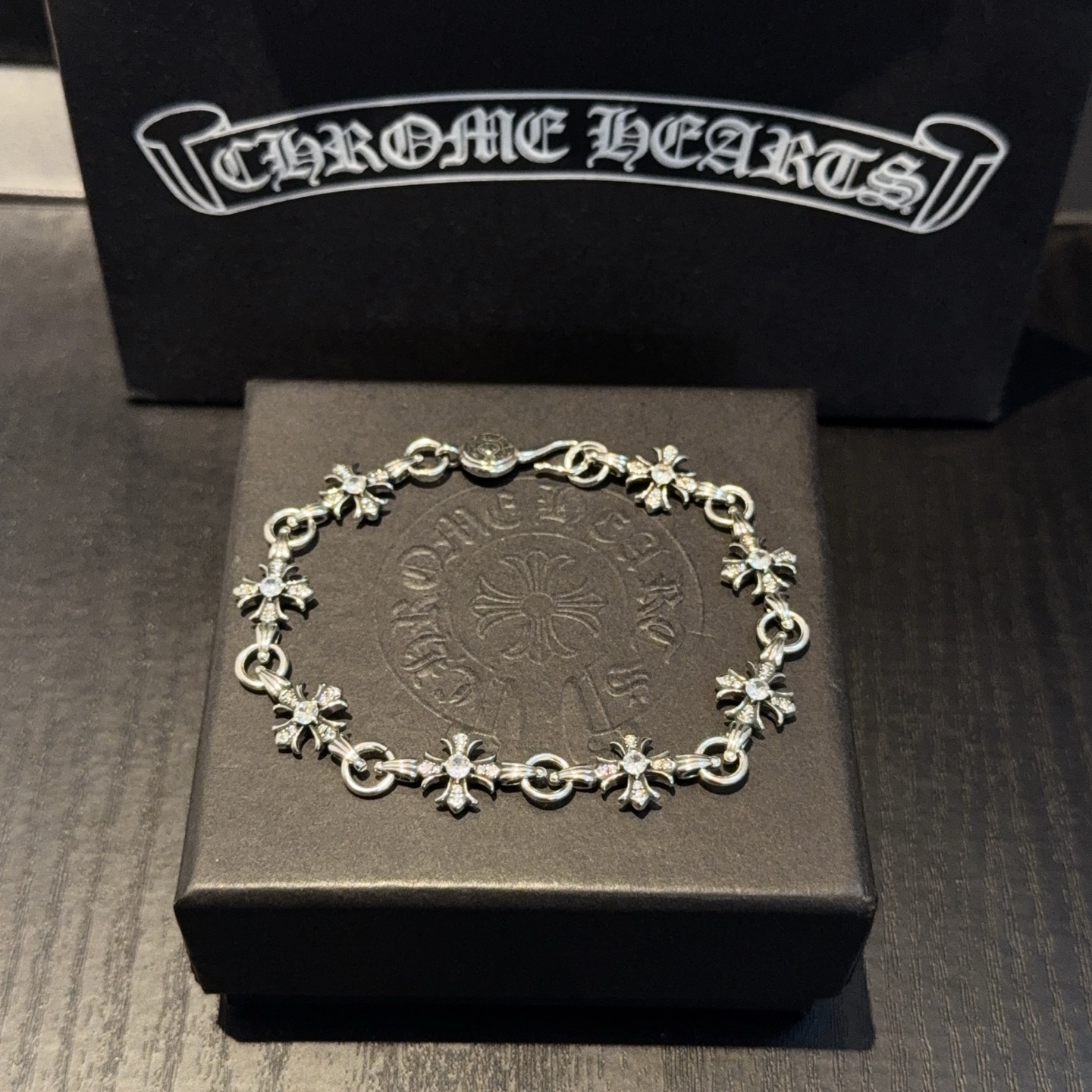 NO:688201,New [Counter Quality] Chrome Hearts Cross Flower White Diamond Bracelet, with different concave and convex shapes, the pattern design style is unique. The cross scout flower is the symbol of Chrome Hearts, so it is more durable. Genuine pattern-printed Chrome Hearts distinguishes the ordinary light version in the market. Match the version and standard quality. Look at the printing details. The degree of retro gray oxidation. Seiko version!  Size: 18 20 22 24cm, fine jewelry, chrome hearts, chrome hearts, bracelet19860909新款【专柜品质】Chrome Hearts克罗心十字花白钻手链,凹凸造型不同的花纹设计风格呈现出与众不同 十字架童军花是克罗心的标志 所以更经久不衰 正品打版Chrome Hearts克罗心 区别市场普通轻版 对版对标品质 看字印细节 复古做旧灰氧程度.精工版本！尺寸:18 20 22 24cm,饰品精品,chrome hearts,chrome hearts,bracelet,Jewelry