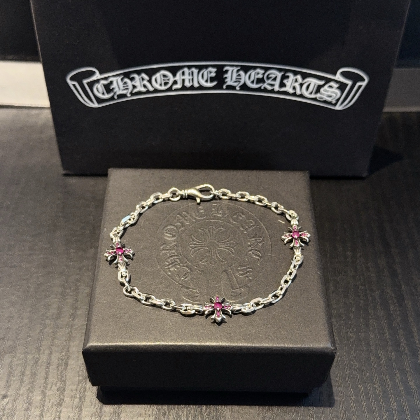NO:688203,The new [counter quality] Chrome Hearts cross pink diamond bracelet, with different concave and convex shapes, the pattern design style is unique. The cross scout flower is the symbol of Chrome Hearts, so it is more durable. Genuine pattern-printed Chrome Hearts distinguishes the ordinary light version in the market. Match the version and standard quality. Look at the printing details. The degree of retro gray oxidation. Seiko version!  Size: 18 20 22 24cm, fine jewelry, chrome hearts, chrome hearts, bracelet19860909新款【专柜品质】Chrome Hearts克罗心十字花粉钻手链,凹凸造型不同的花纹设计风格呈现出与众不同 十字架童军花是克罗心的标志 所以更经久不衰 正品打版Chrome Hearts克罗心 区别市场普通轻版 对版对标品质 看字印细节 复古做旧灰氧程度.精工版本！尺寸:18 20 22 24cm,饰品精品,chrome hearts,chrome hearts,bracelet,Jewelry