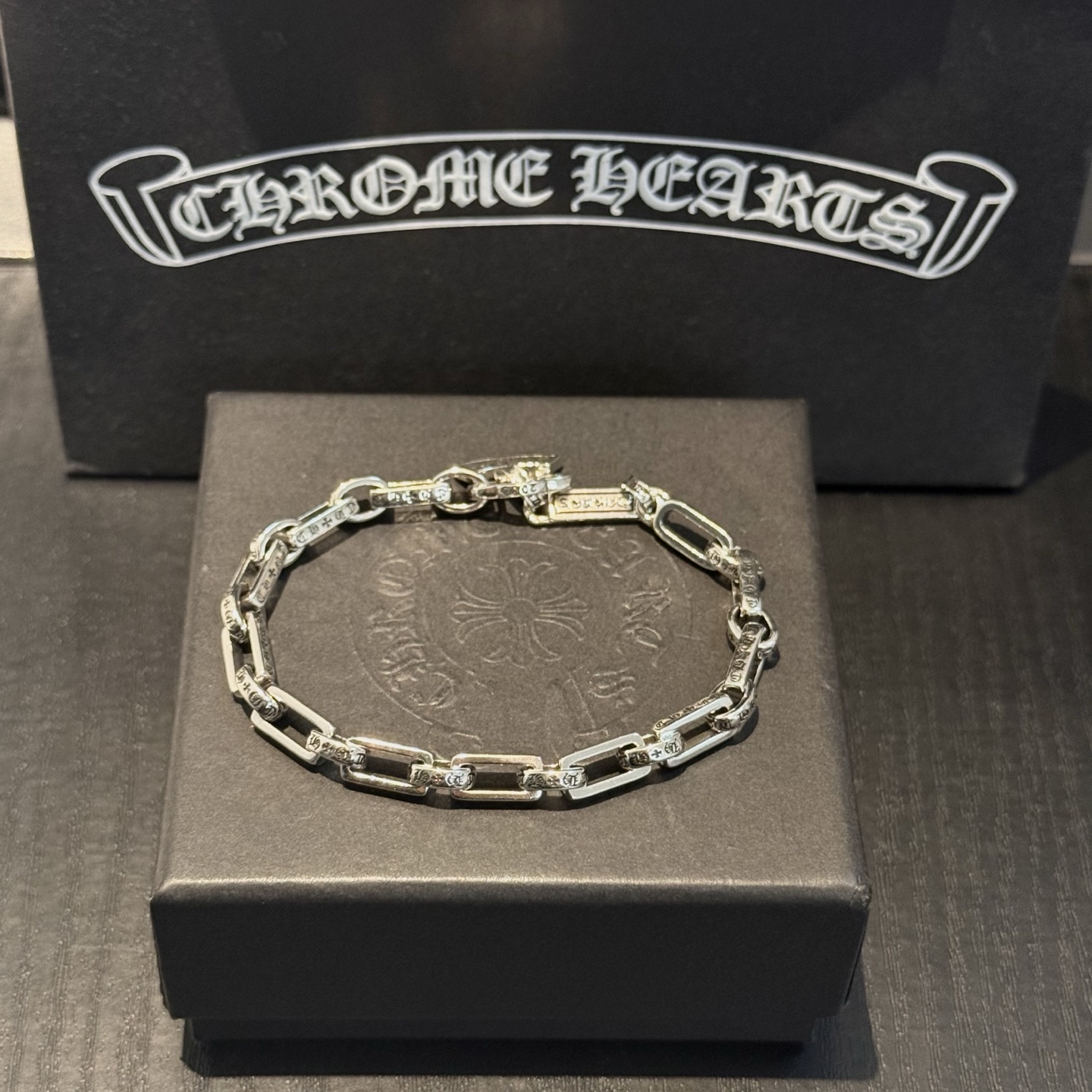 NO:688207,The new [counter quality] Chrome Hearts Chrome Hearts cross letter bracelet, with different concave and convex shapes, the pattern design style is unique. The cross scout flower is the symbol of Chrome Hearts, so it is more durable. Genuine pattern-printed Chrome Hearts Chrome Hearts distinguishes the ordinary light version in the market. Match the version and benchmark quality. Look at the printing details, the degree of retro gray oxidation. Seiko version!  Size: 18 20 22 24cm, fine jewelry, chrome hearts, chrome hearts, bracelet19860909新款【专柜品质】Chrome Hearts克罗心十字架字母手链,凹凸造型不同的花纹设计风格呈现出与众不同 十字架童军花是克罗心的标志 所以更经久不衰 正品打版Chrome Hearts克罗心 区别市场普通轻版 对版对标品质 看字印细节 复古做旧灰氧程度.精工版本！尺寸:18 20 22 24cm,饰品精品,chrome hearts,chrome hearts,bracelet,Jewelry