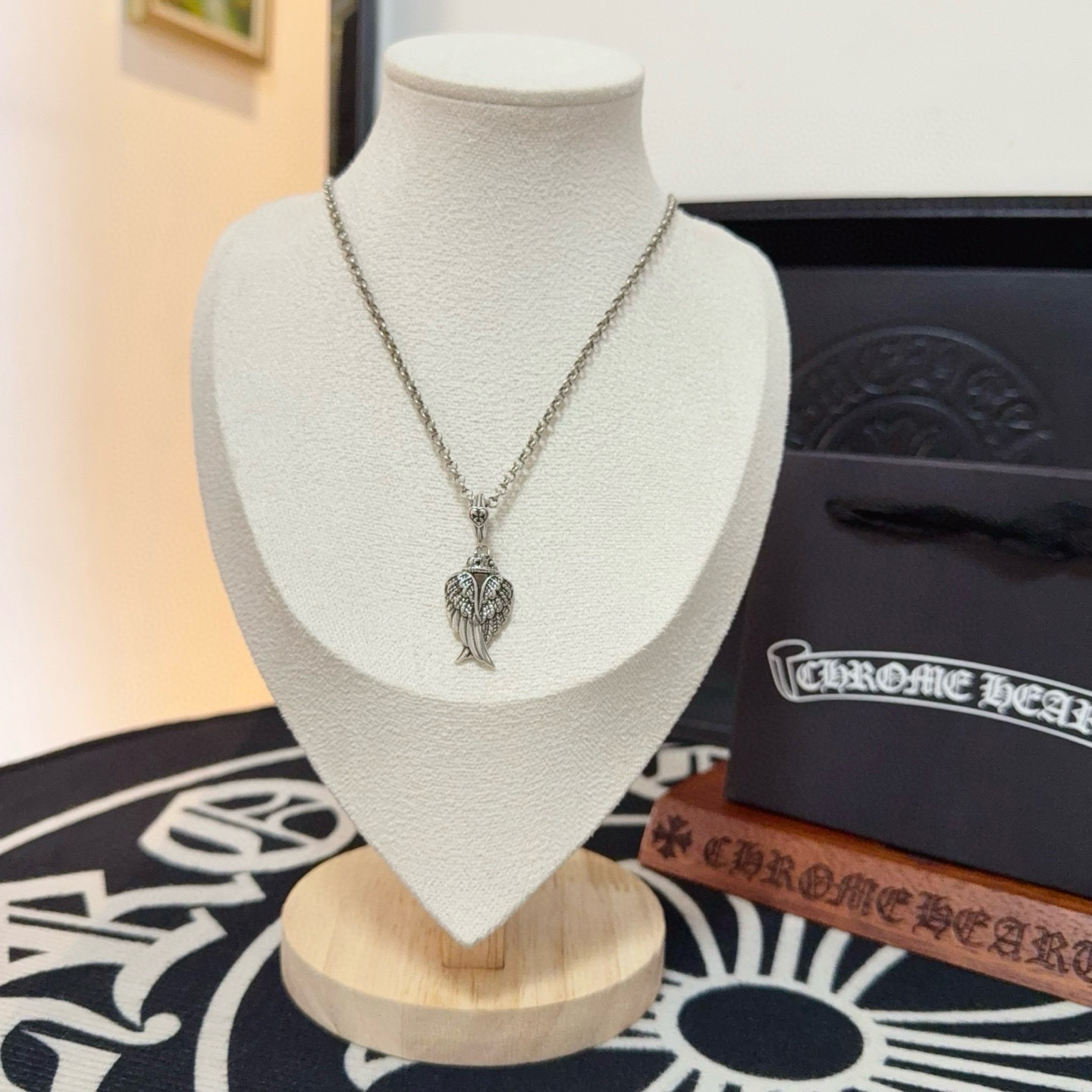 NO:688179,The new [counter quality] Chrome Hearts Angel Wings Necklace, with different concave and convex shapes, the pattern design style is unique. The cross scout flower is the symbol of Chrome Hearts, so it is more durable. Genuine pattern-printed Chrome Hearts distinguishes the ordinary light version in the market. Match the version and standard quality. Look at the printing details, the degree of retro gray oxidation. Seiko version!  , jewelry boutique, chrome hearts, chrome hearts, necklace19860909新款【专柜品质】Chrome Hearts克罗心天使之翼项链,凹凸造型不同的花纹设计风格呈现出与众不同 十字架童军花是克罗心的标志 所以更经久不衰 正品打版Chrome Hearts克罗心 区别市场普通轻版 对版对标品质 看字印细节 复古做旧灰氧程度.精工版本！,饰品精品,chrome hearts,chrome hearts,necklace,Jewelry