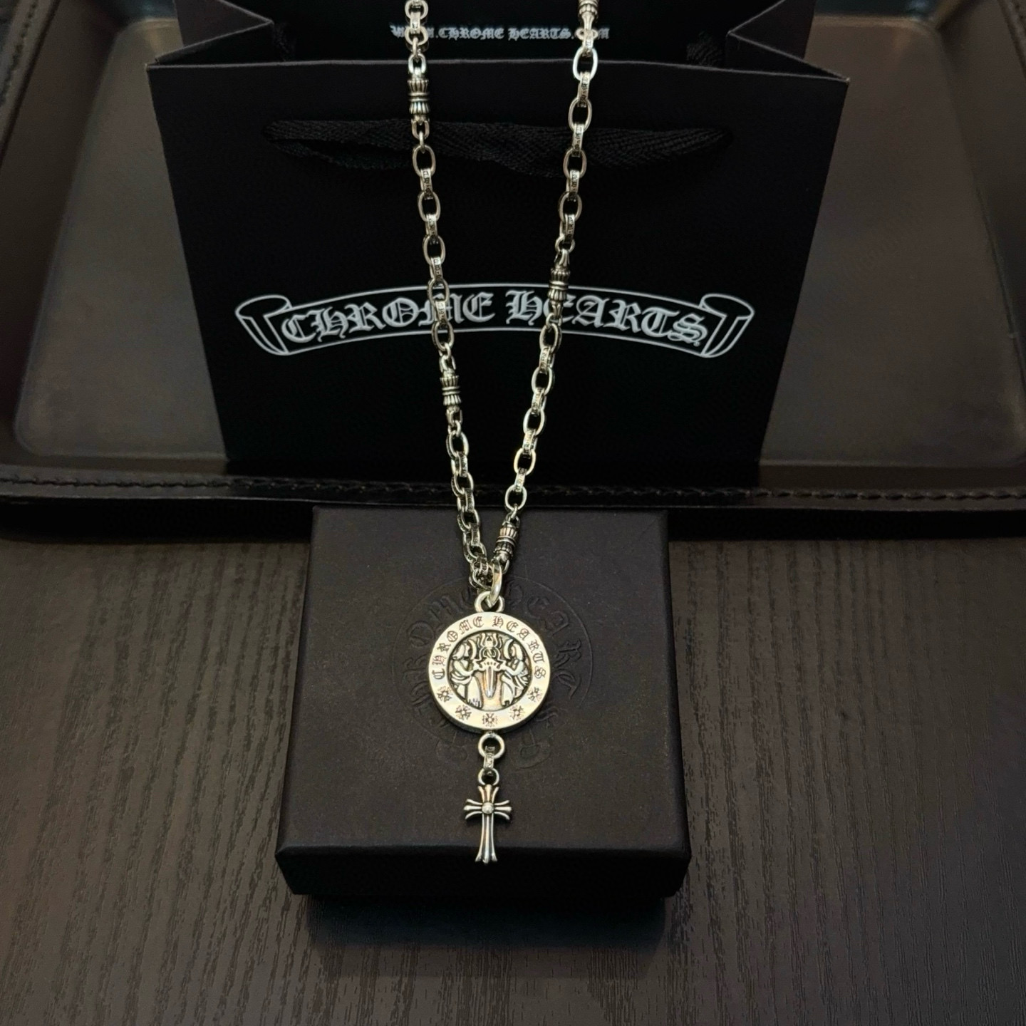 NO:688191,New [counter quality] Chrome Hearts Classic Retro Flower Ball Necklace, Our Lady of Swords Cross Pendant. The concave and convex shapes have different pattern design styles, showing a distinctive cross. The Scout flower is the symbol of Chrome Hearts, so it is more durable. Genuine pattern-printed Chrome Hearts distinguishes the ordinary light version in the market. Match the standard quality. Look at the printing details. The degree of retro ash oxidation. Seiko version!  !  !  Purely handmade ~ Authentic open mold fashion essentials. Can be worn by both men and women. Same style for couples. Official website original. Rock punk Thai silver style. Retro elements. Trendy and versatile!  , jewelry boutique, chrome hearts, chrome hearts, necklace19860909新款【专柜品质】Chrome Hearts克罗心经典复古花球项链,圣母宝剑十字架吊坠 凹凸造型不同的花纹设计风格 呈现出与众不同 十字架 童军花是克罗心的志 所以更经久不衰 正品打版Chrome Hearts克罗心 区别市场普通轻版 对版对标品质 看字印细节 复古做旧灰氧程度.精工版本！！！ 纯手工打造 ～正品开模潮流时尚必备 男女均可佩戴 情侣同款 官网原版 摇滚朋克泰银风格 复古元素 潮流百搭！,饰品精品,chrome hearts,chrome hearts,necklace,Jewelry