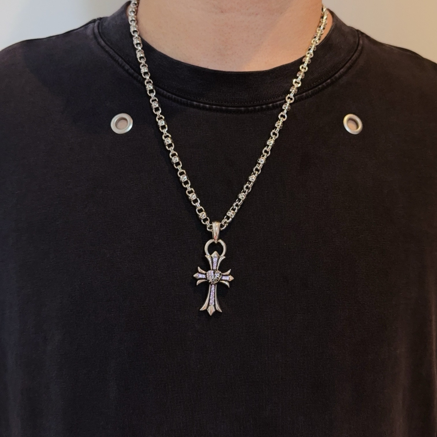 NO:688193,New [counter quality] Chrome Hearts classic retro flower ball necklace, pink diamond love cross pendant. Different pattern design styles with concave and convex shapes, showing a distinctive cross. The Scout flower is the symbol of Chrome Hearts, so it is more durable. Genuine pattern-printed Chrome Hearts distinguishes the ordinary light version in the market. Match the version and benchmark quality. Look at the printing details. The degree of retro ash oxidation. Seiko version!  !  !  Purely handmade ~ Authentic open mold fashion essentials. Can be worn by both men and women. Same style for couples. Official website original. Rock punk Thai silver style. Retro elements. Trendy and versatile!  , jewelry boutique, chrome hearts, chrome hearts, necklace19860909新款【专柜品质】Chrome Hearts克罗心经典复古花球项链,粉钻爱心十字架吊坠 凹凸造型不同的花纹设计风格 呈现出与众不同 十字架 童军花是克罗心的志 所以更经久不衰 正品打版Chrome Hearts克罗心 区别市场普通轻版 对版对标品质 看字印细节 复古做旧灰氧程度.精工版本！！！ 纯手工打造 ～正品开模潮流时尚必备 男女均可佩戴 情侣同款 官网原版 摇滚朋克泰银风格 复古元素 潮流百搭！,饰品精品,chrome hearts,chrome hearts,necklace,Jewelry