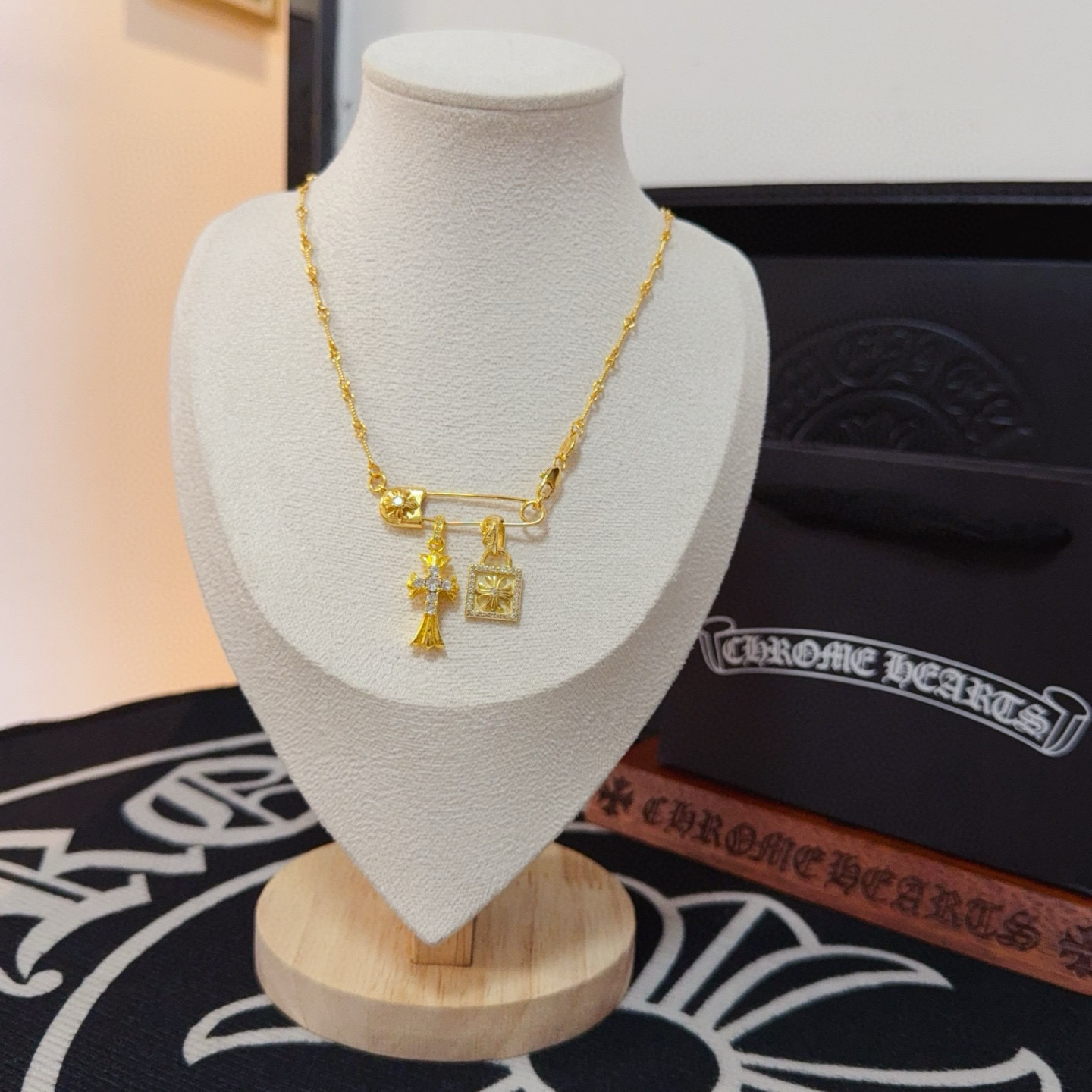 NO:688202,New [Counter Quality] Chrome Hearts Chrome Hearts Pin White Diamond Cross Necklace, the concave and convex shapes have different pattern design styles that are unique. The cross scout flower is the symbol of Chrome Hearts, so it is more durable. Genuine pattern-printed Chrome Hearts distinguishes the ordinary light version in the market. Match the version and standard quality. Look at the printing details. The degree of retro gray oxidation. Seiko version!  , jewelry boutique, chrome hearts, chrome hearts, necklace19860909新款【专柜品质】Chrome Hearts克罗心别针白钻十字架项链,凹凸造型不同的花纹设计风格呈现出与众不同 十字架童军花是克罗心的标志 所以更经久不衰 正品打版Chrome Hearts克罗心 区别市场普通轻版 对版对标品质 看字印细节 复古做旧灰氧程度.精工版本！,饰品精品,chrome hearts,chrome hearts,necklace,Jewelry