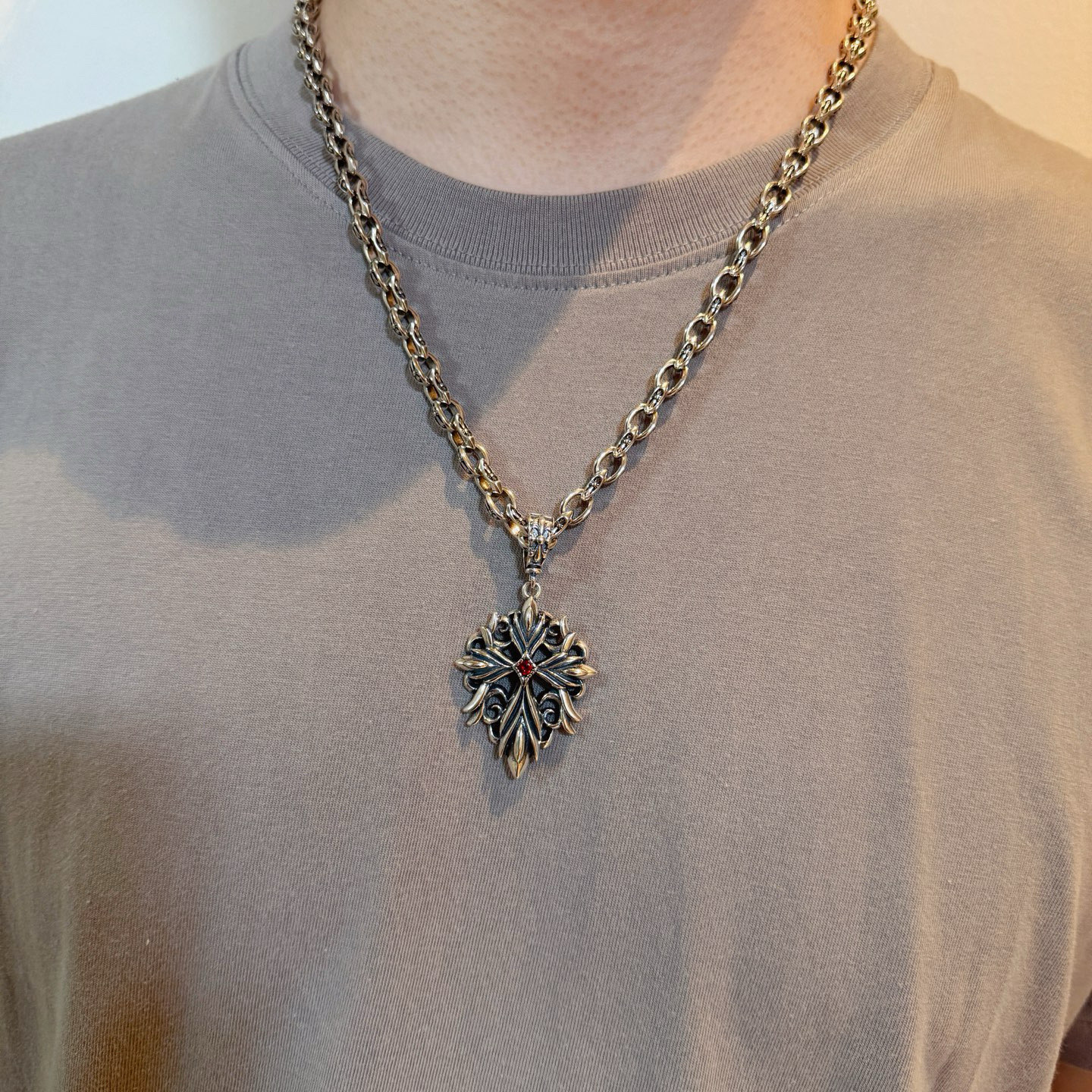 NO:688182,New [counter quality] Chrome Hearts Classic Retro Necklace, Cross Pendant, Concave and Concave Shapes, Different Pattern Design Styles, Presenting a Distinctive Cross, Scout Flower is Chrome Hearts' Emblem, So It's More Enduring, Genuine Patterned Chrome Hearts, Differentiates from Ordinary Light Versions in the Market, Version-Based Quality, Look at the Printing Details, Retro Aged Gray Oxygen Level. Seiko Version!  !  !  Purely handmade ~ Authentic open mold fashion essentials. Can be worn by both men and women. Same style for couples. Official website original. Rock punk Thai silver style. Retro elements. Trendy and versatile!  , jewelry boutique, chrome hearts, chrome hearts, necklace19860909新款【专柜品质】Chrome Hearts克罗心经典复古项链 十字架吊坠 凹凸造型不同的花纹设计风格 呈现出与众不同 十字架 童军花是克罗心的志 所以更经久不衰 正品打版Chrome Hearts克罗心 区别市场普通轻版 对版对标品质 看字印细节 复古做旧灰氧程度.精工版本！！！ 纯手工打造 ～正品开模潮流时尚必备 男女均可佩戴 情侣同款 官网原版 摇滚朋克泰银风格 复古元素 潮流百搭！,饰品精品,chrome hearts,chrome hearts,necklace,Jewelry