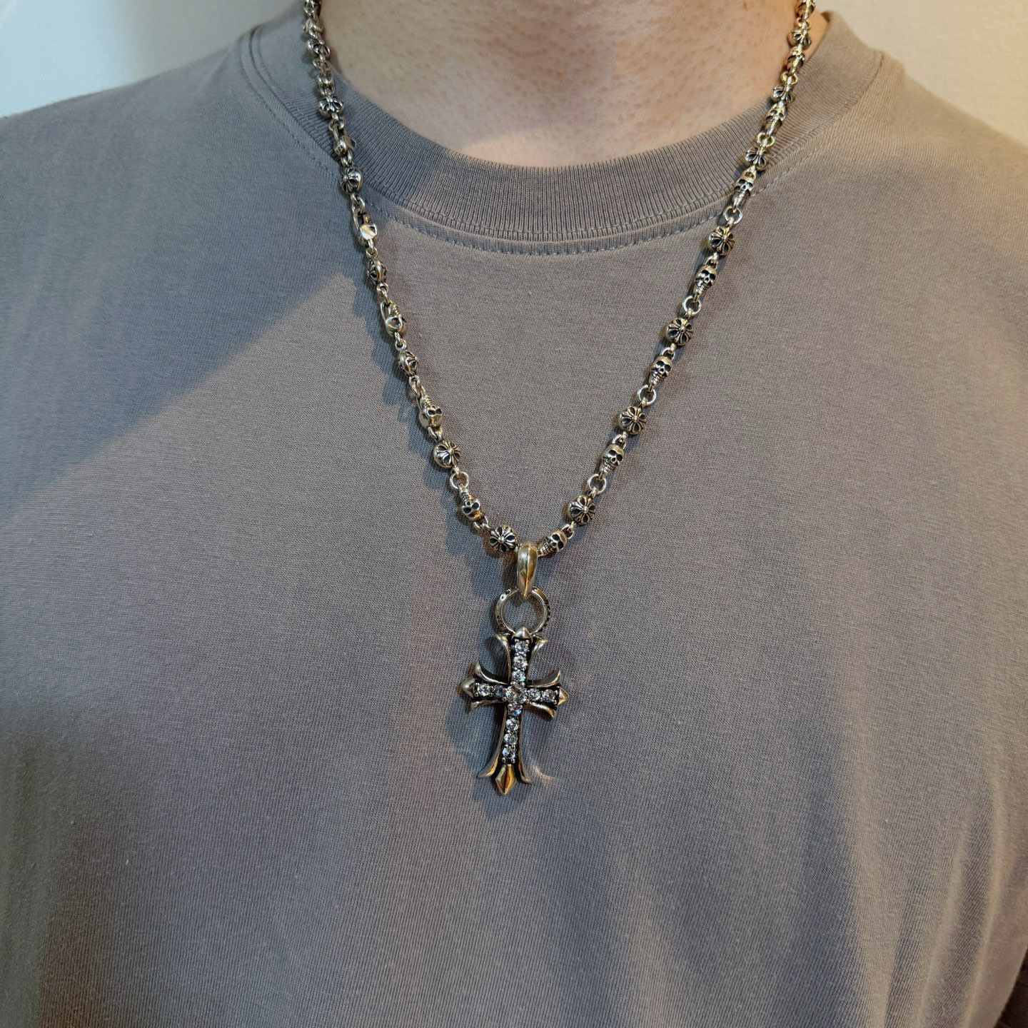 NO:688185,New [counter quality] Chrome Hearts classic retro flower ball skull necklace, full diamond cross pendant, concave and convex shapes with different pattern design styles, showing a distinctive cross. The Scout flower is the symbol of Chrome Hearts, so it is more durable. Genuine patterned Chrome Hearts distinguishes the ordinary light version in the market. Match the version and benchmark quality. Look at the printing details, the degree of retro ash oxidation. Seiko version!  !  !  Purely handmade ~ Authentic open mold fashion essentials. Can be worn by both men and women. Same style for couples. Official website original. Rock punk Thai silver style. Retro elements. Trendy and versatile!  , jewelry boutique, chrome hearts, chrome hearts, necklace19860909新款【专柜品质】Chrome Hearts克罗心经典复古花球骷髅头项链 满钻十字架吊坠 凹凸造型不同的花纹设计风格 呈现出与众不同 十字架 童军花是克罗心的志 所以更经久不衰 正品打版Chrome Hearts克罗心 区别市场普通轻版 对版对标品质 看字印细节 复古做旧灰氧程度.精工版本！！！ 纯手工打造 ～正品开模潮流时尚必备 男女均可佩戴 情侣同款 官网原版 摇滚朋克泰银风格 复古元素 潮流百搭！,饰品精品,chrome hearts,chrome hearts,necklace,Jewelry