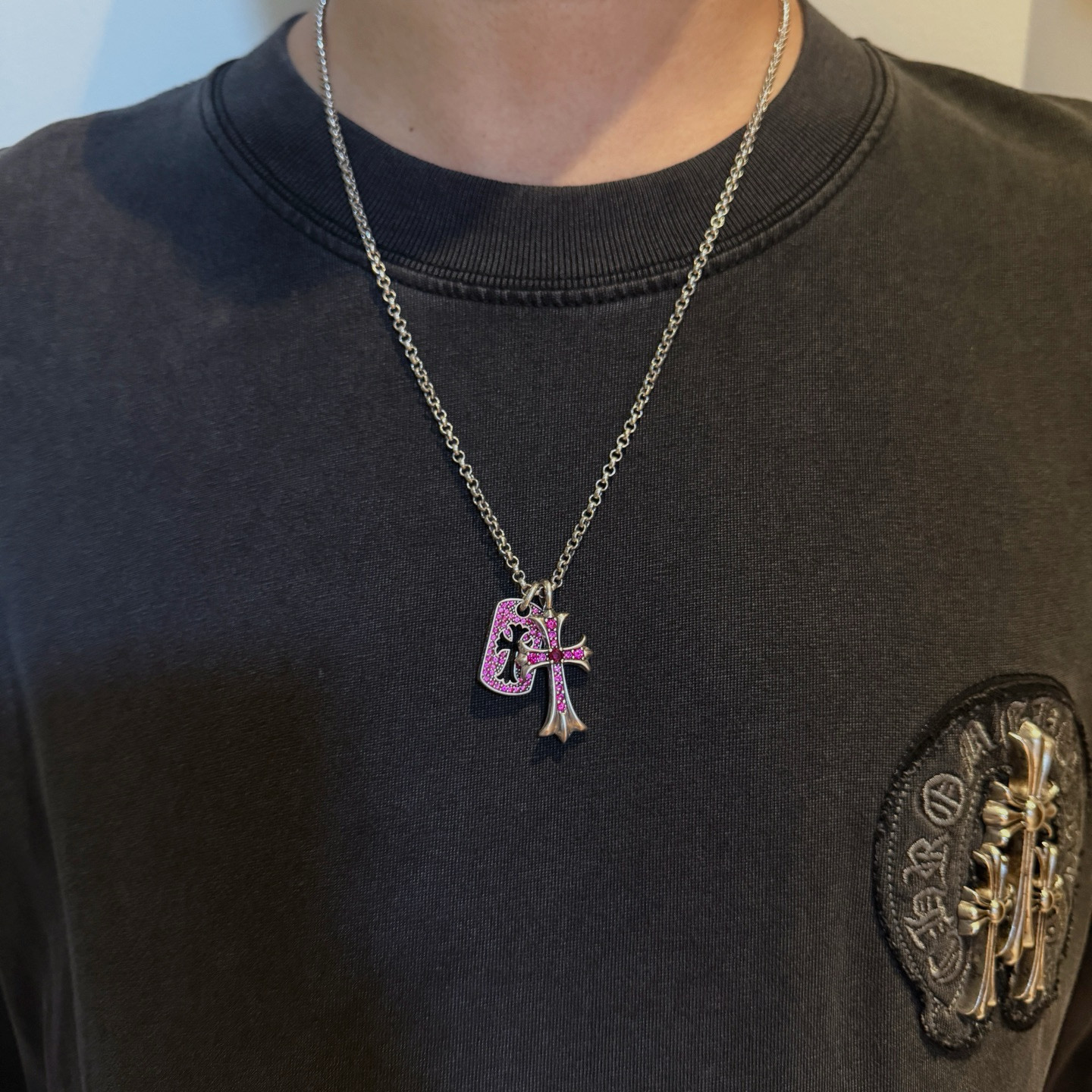 NO:688190,New [Counter Quality] Chrome Hearts Pink Diamond Cross Necklace. The concave and convex shapes have different pattern design styles, showing a distinctive cross. The Scout flower is the symbol of Chrome Hearts, so it is more durable. Genuine pattern-printed Chrome Hearts distinguishes the ordinary light version in the market. Check the quality of the version. Look at the printing details. The degree of retro gray oxidation. Seiko version!  !  !  Purely handmade ~ Authentic open mold fashion essentials. Can be worn by both men and women. Same style for couples. Official website original. Rock punk Thai silver style. Retro elements. Trendy and versatile!  , jewelry boutique, chrome hearts, chrome hearts, necklace19860909新款【专柜品质】Chrome Hearts克罗心粉钻十字架项链 凹凸造型不同的花纹设计风格 呈现出与众不同 十字架 童军花是克罗心的志 所以更经久不衰 正品打版Chrome Hearts克罗心 区别市场普通轻版 对版对标品质 看字印细节 复古做旧灰氧程度.精工版本！！！ 纯手工打造 ～正品开模潮流时尚必备 男女均可佩戴 情侣同款 官网原版 摇滚朋克泰银风格 复古元素 潮流百搭！,饰品精品,chrome hearts,chrome hearts,necklace,Jewelry