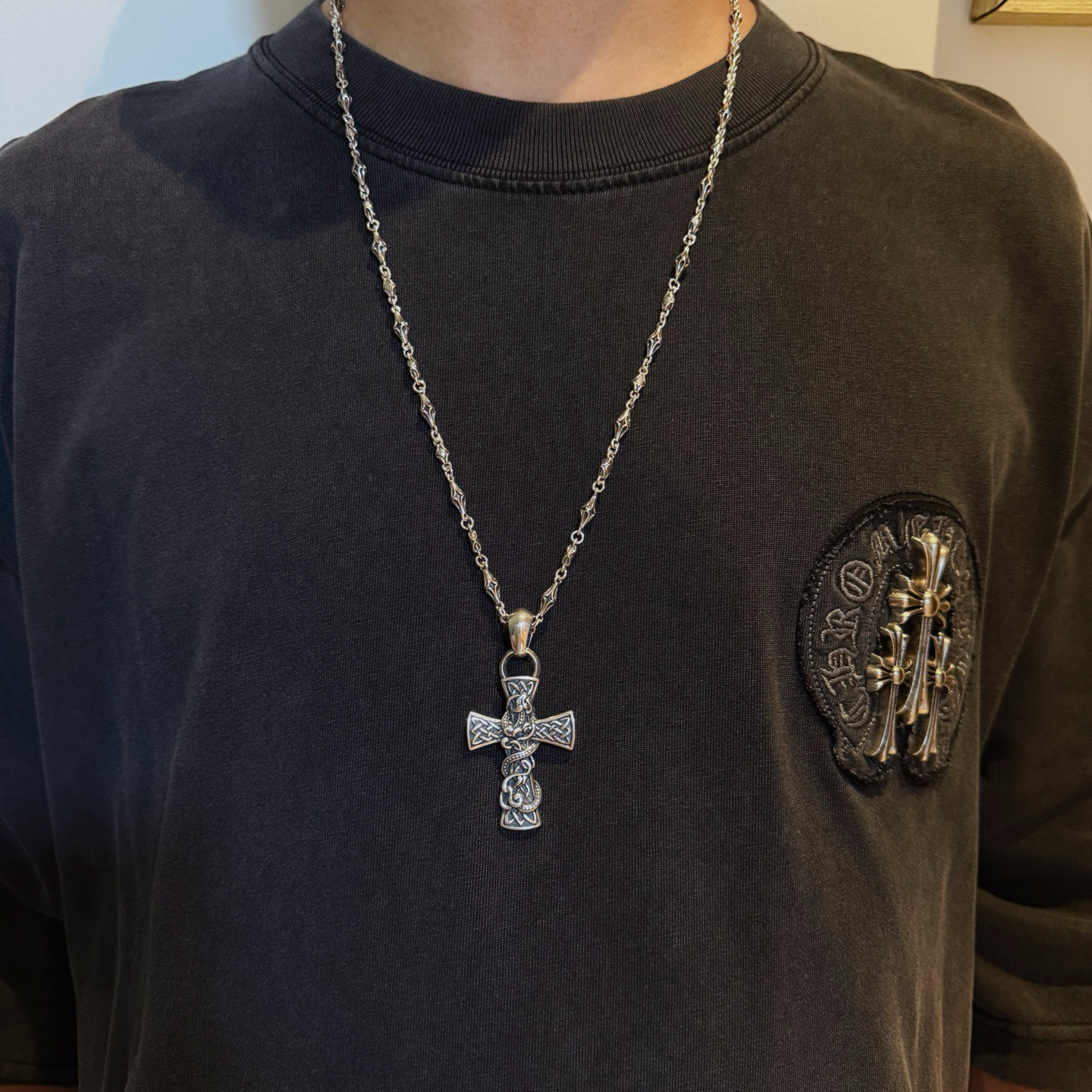 NO:688194,New [Counter Quality] Chrome Hearts Classic Retro Necklace, Dragon Cross Pendant, Concave and Concave Shapes, Different Pattern Design Styles, Presenting a Distinctive Cross, Scout Flower is Chrome Hearts' Emblem, So It's More Enduring, Genuine Patterned Chrome Hearts, Differentiates from Ordinary Light Editions in the Market, Matching Edition, Standard Quality, Look at the Printing Details, Retro Aged Gray Oxygen Level. Seiko Version!  !  !  Purely handmade ~ Authentic open mold fashion essentials. Can be worn by both men and women. Same style for couples. Official website original. Rock punk Thai silver style. Retro elements. Trendy and versatile!  , jewelry boutique, chrome hearts, chrome hearts, necklace19860909新款【专柜品质】Chrome Hearts克罗心经典复古项链 龙腾十字架吊坠 凹凸造型不同的花纹设计风格 呈现出与众不同 十字架 童军花是克罗心的志 所以更经久不衰 正品打版Chrome Hearts克罗心 区别市场普通轻版 对版对标品质 看字印细节 复古做旧灰氧程度.精工版本！！！ 纯手工打造 ～正品开模潮流时尚必备 男女均可佩戴 情侣同款 官网原版 摇滚朋克泰银风格 复古元素 潮流百搭！,饰品精品,chrome hearts,chrome hearts,necklace,Jewelry