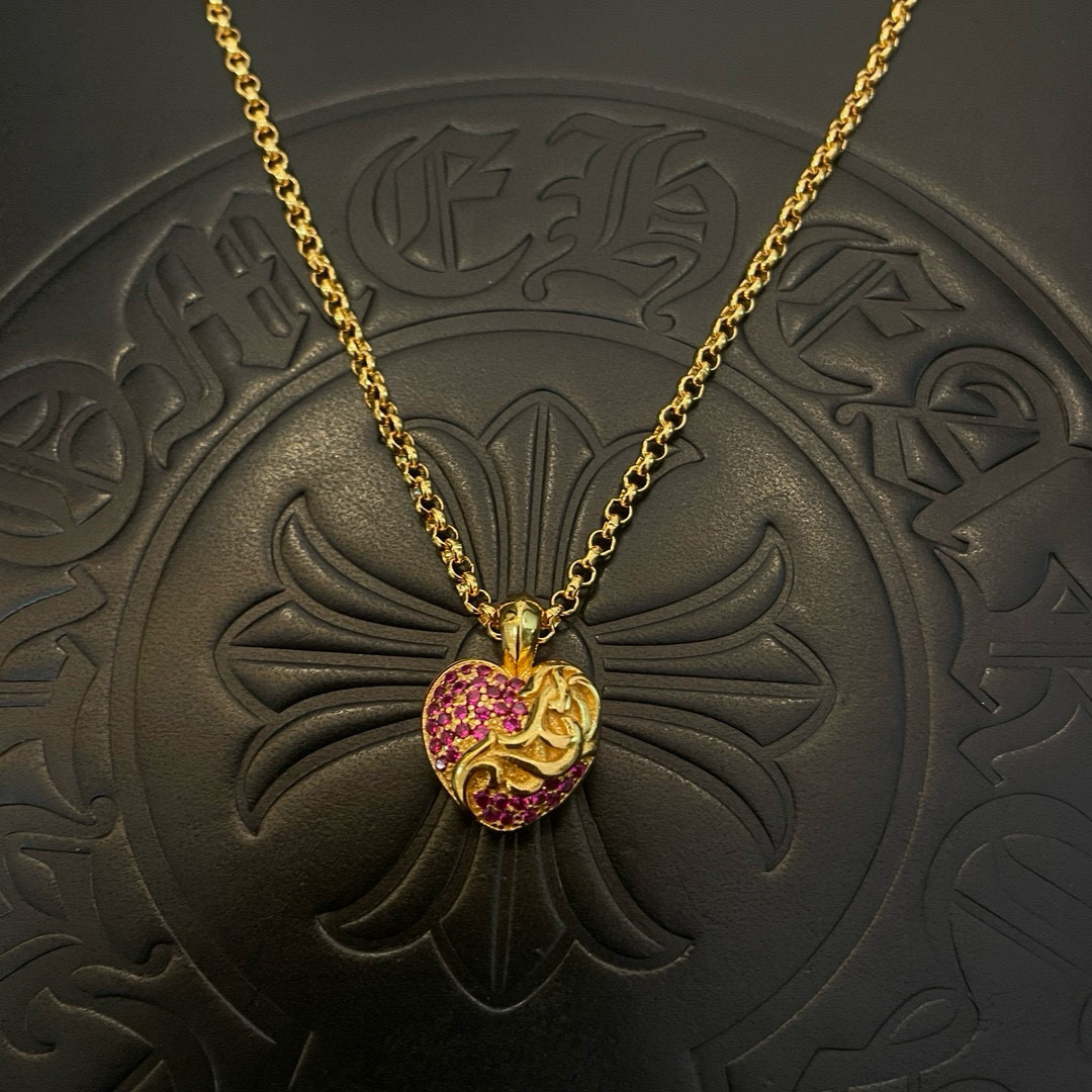 NO:688204,Batch of new [counter quality] Chrome Hearts classic gold necklace, heart-shaped vine flower pendant, concave and convex shapes with different pattern design styles, showing a distinctive cross. The Scout flower is the symbol of Chrome Hearts, so it is more durable. Genuine pattern-printed Chrome Hearts distinguishes the ordinary light version in the market. Match the version and standard quality. Look at the printing details. The degree of retro ash oxidation. Seiko version!  !  !  Purely handmade ~ Authentic open mold fashion essentials. Can be worn by both men and women. Same style for couples. Official website original. Rock punk Thai silver style. Retro elements. Trendy and versatile!  , jewelry boutique, chrome hearts, chrome hearts, necklace, gold19860909批 新款【专柜品质】Chrome Hearts克罗心经典黄金色项链 心型藤花吊坠 凹凸造型不同的花纹设计风格 呈现出与众不同 十字架 童军花是克罗心的志 所以更经久不衰 正品打版Chrome Hearts克罗心 区别市场普通轻版 对版对标品质 看字印细节 复古做旧灰氧程度.精工版本！！！ 纯手工打造 ～正品开模潮流时尚必备 男女均可佩戴 情侣同款 官网原版 摇滚朋克泰银风格 复古元素 潮流百搭！,饰品精品,chrome hearts,chrome hearts,necklace,gold,Jewelry
