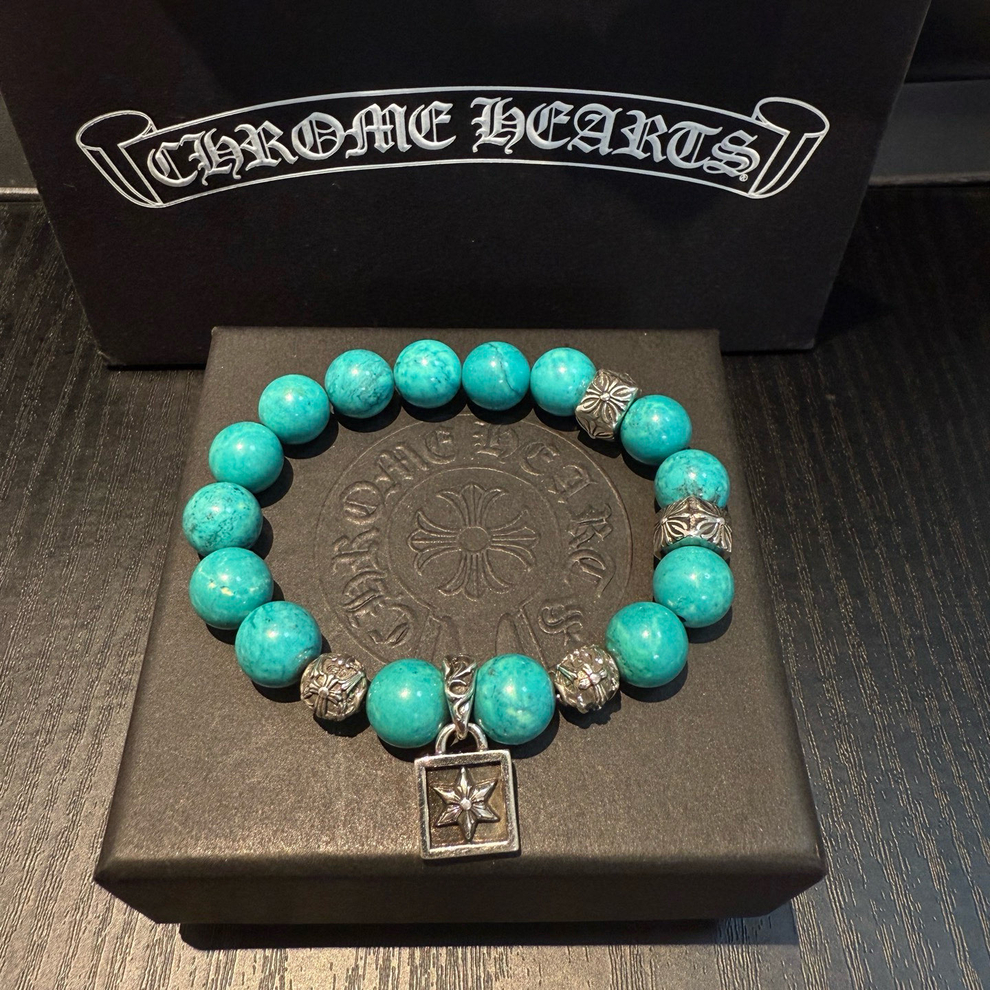 NO:688223,Batch of new [counter quality] Chrome Hearts classic retro multi-element turquoise bracelet, popular on Kuaishou/ins/Xiaohongshu, different concave and convex shapes of the pattern design style are unique. The cross scout flower is the symbol of Chrome Hearts, so it is more durable. Genuine type-printing Chrome Hearts distinguishes the ordinary light version in the market. Match the version and standard quality. Look at the printing details. The degree of retro gray oxidation. Seiko version!  , jewelry boutique, chrome hearts, chrome hearts, bracelet19860909批 新款【专柜品质】Chrome Hearts克罗心 经典复古多元素绿松石手串手链 ,快手/ins/小红书热门,凹凸造型不同的花纹设计风格呈现出与众不同 十字架童军花是克罗心的标志 所以更经久不衰 正品打版Chrome Hearts克罗心 区别市场普通轻版 对版对标品质 看字印细节 复古做旧灰氧程度.精工版本！,饰品精品,chrome hearts,chrome hearts,bracelet,Jewelry