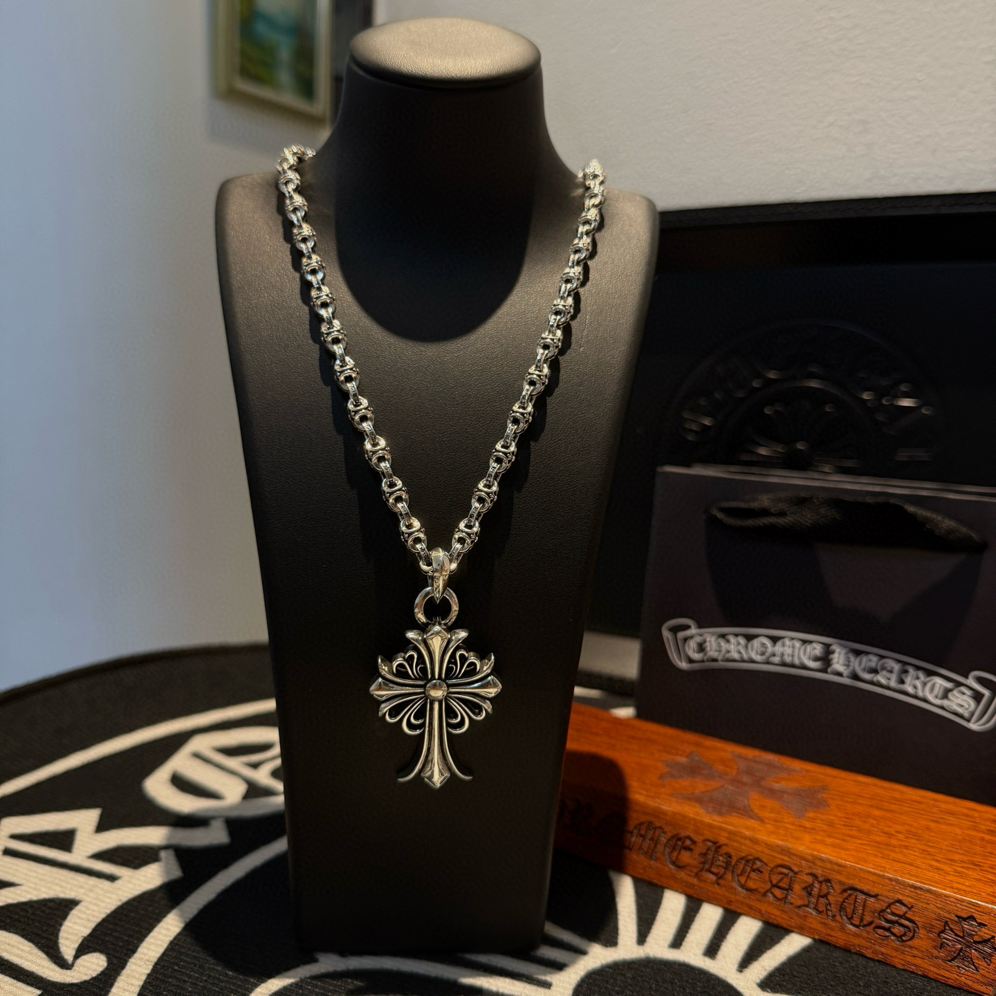 NO:688225,Batch Douyin / Kuaishou / ins / Xiaohongshu / live broadcast popular, new [counter quality] Chrome Hearts retro cross flower skull necklace, bottle opener pendant, different concave and convex shapes pattern design style, showing a distinctive cross. The Scout flower is the symbol of Chrome Hearts, so it is more durable. Authentic Chrome Hearts Chrome Hearts is different from the ordinary light version in the market. Match the standard quality. Look at the printing details. The degree of retro gray oxidation. Seiko version!  !  !  Purely handmade ~ Authentic open mold fashion essentials. Can be worn by both men and women. Same style for couples. Official website original. Rock punk Thai silver style. Retro elements. Trendy and versatile!  , jewelry boutique, chrome heart19860909批 抖音/快手/ins/小红书/直播热门 ,新款【专柜品质】Chrome Hearts克罗心复古十字花骷髅头项链 ,开瓶器吊坠,凹凸造型不同的花纹设计风格 呈现出与众不同 十字架 童军花是克罗心的志 所以更经久不衰 正品打版Chrome Hearts克罗心 区别市场普通轻版 对版对标品质 看字印细节 复古做旧灰氧程度.精工版本！！！ 纯手工打造 ～正品开模潮流时尚必备 男女均可佩戴 情侣同款 官网原版 摇滚朋克泰银风格 复古元素 潮流百搭！,饰品精品,chrome hearts,chrome hearts,necklace,Jewelry