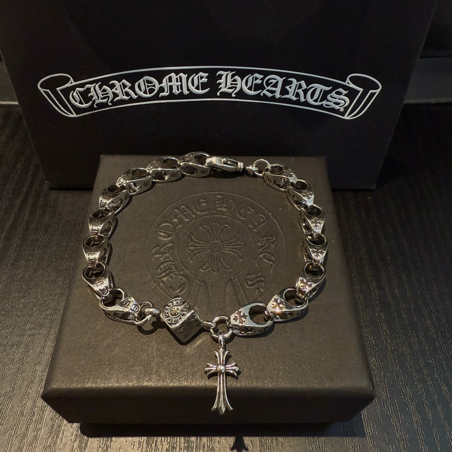 NO:688227,Batch of new [counter quality] Chrome Hearts classic retro cross dice bracelet with concave and convex shapes and different pattern design styles, showing a distinctive cross. The Scout flower is the symbol of Chrome Hearts, so it is more durable. Authentic pattern-printed Chrome Hearts distinguishes the ordinary light version in the market. Check the quality of the version. Look at the printing details. The degree of retro gray oxidation. Seiko version!  !  !  Purely handmade ~ Authentic open mold fashion essentials. Can be worn by both men and women. Same style for couples. Official website original. Rock punk Thai silver style. Retro elements. Trendy and versatile!  , jewelry boutique, chrome hearts, chrome hearts, bracelet19860909批 新款【专柜品质】Chrome Hearts克罗心 经典复古十字架骰子手链 凹凸造型不同的花纹设计风格 呈现出与众不同 十字架 童军花是克罗心的志 所以更经久不衰 正品打版Chrome Hearts克罗心 区别市场普通轻版 对版对标品质 看字印细节 复古做旧灰氧程度.精工版本！！！ 纯手工打造 ～正品开模潮流时尚必备 男女均可佩戴 情侣同款 官网原版 摇滚朋克泰银风格 复古元素 潮流百搭！,饰品精品,chrome hearts,chrome hearts,bracelet,Jewelry