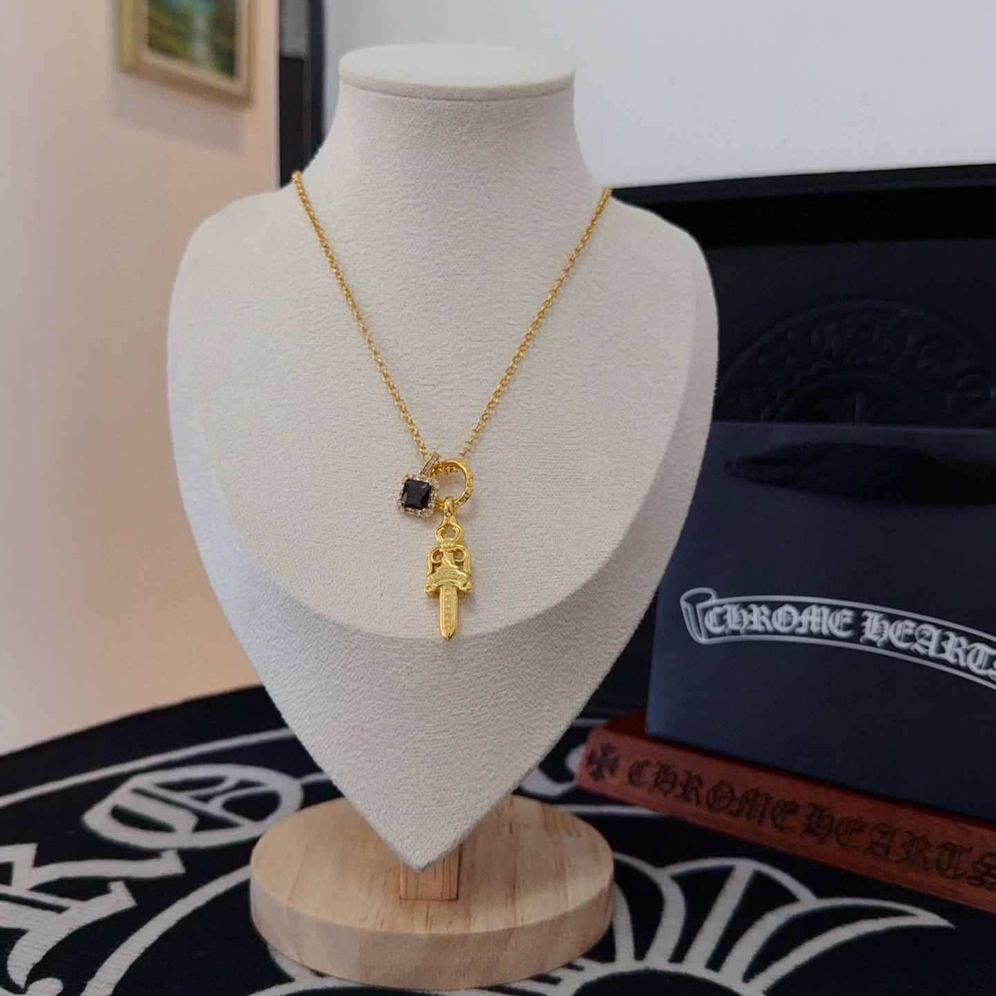 NO:688209,New [counter quality] Chrome Hearts Chrome Hearts brooch green diamond sword necklace, different concave and convex shapes and pattern design styles are unique. The Cross Scout flower is the symbol of Chrome Hearts, so it is more durable. Genuine pattern-printed Chrome Hearts distinguishes the ordinary light version in the market. Match the version and standard quality. Look at the printing details, the degree of retro gray oxidation. Seiko version!  , jewelry boutique, chrome hearts, chrome hearts, necklace19860909新款【专柜品质】Chrome Hearts克罗心别针绿钻宝剑项链,凹凸造型不同的花纹设计风格呈现出与众不同 十字架童军花是克罗心的标志 所以更经久不衰 正品打版Chrome Hearts克罗心 区别市场普通轻版 对版对标品质 看字印细节 复古做旧灰氧程度.精工版本！,饰品精品,chrome hearts,chrome hearts,necklace,Jewelry