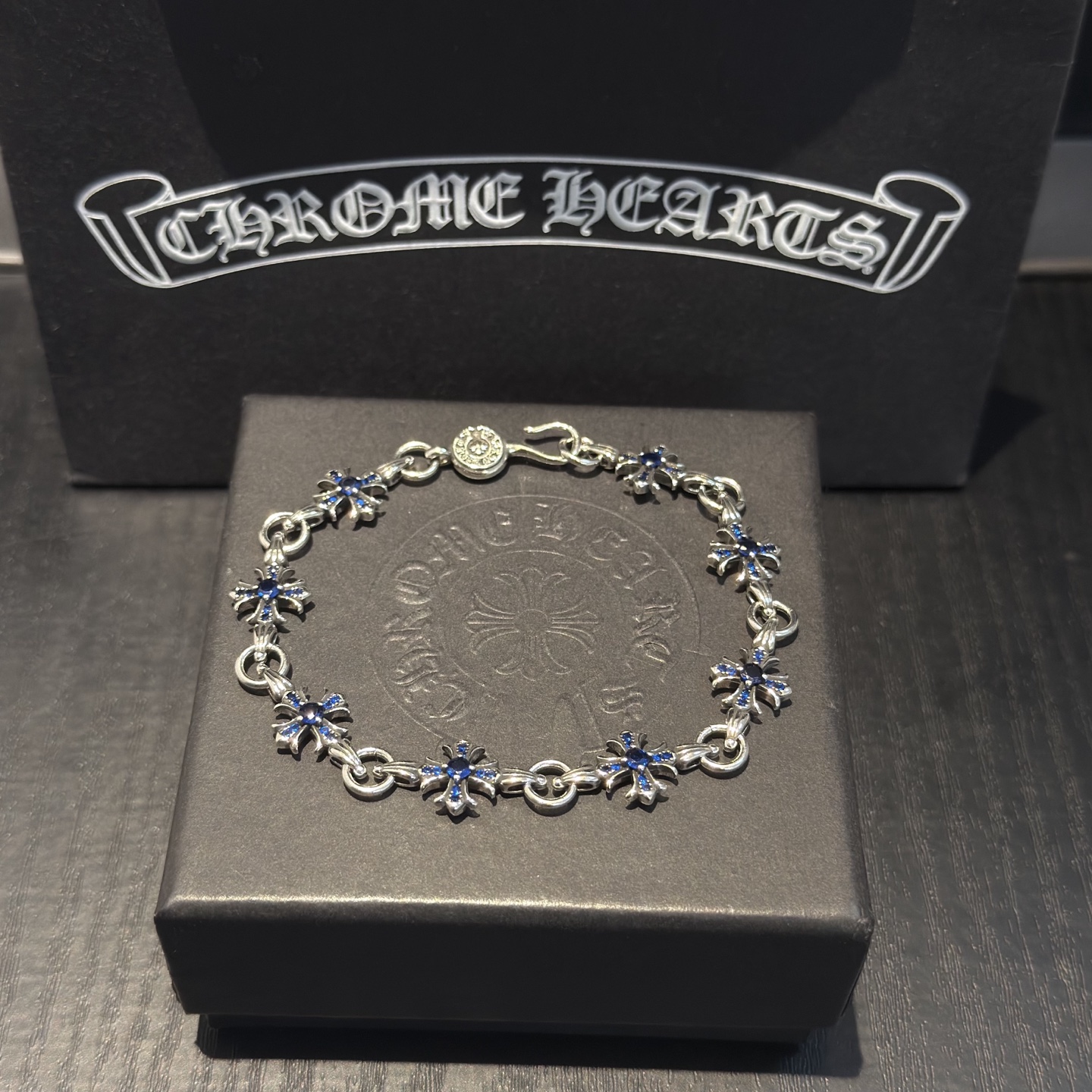 NO:705067,The new [counter quality] Chrome Hearts blue diamond bracelet, with different concave and convex shapes, the pattern design style is unique. The cross scout flower is the symbol of Chrome Hearts, so it is more durable. Genuine pattern-printed Chrome Hearts distinguishes the ordinary light version in the market. Match the version and standard quality. Look at the printing details. The degree of retro gray oxidation. Seiko version!  Size: 18 20 22 24cm, fine jewelry, chrome hearts, chrome hearts, bracelet19860909新款【专柜品质】Chrome Hearts克罗心十字花蓝钻手链,凹凸造型不同的花纹设计风格呈现出与众不同 十字架童军花是克罗心的标志 所以更经久不衰 正品打版Chrome Hearts克罗心 区别市场普通轻版 对版对标品质 看字印细节 复古做旧灰氧程度.精工版本！尺寸:18 20 22 24cm,饰品精品,chrome hearts,chrome hearts,bracelet,Jewelry