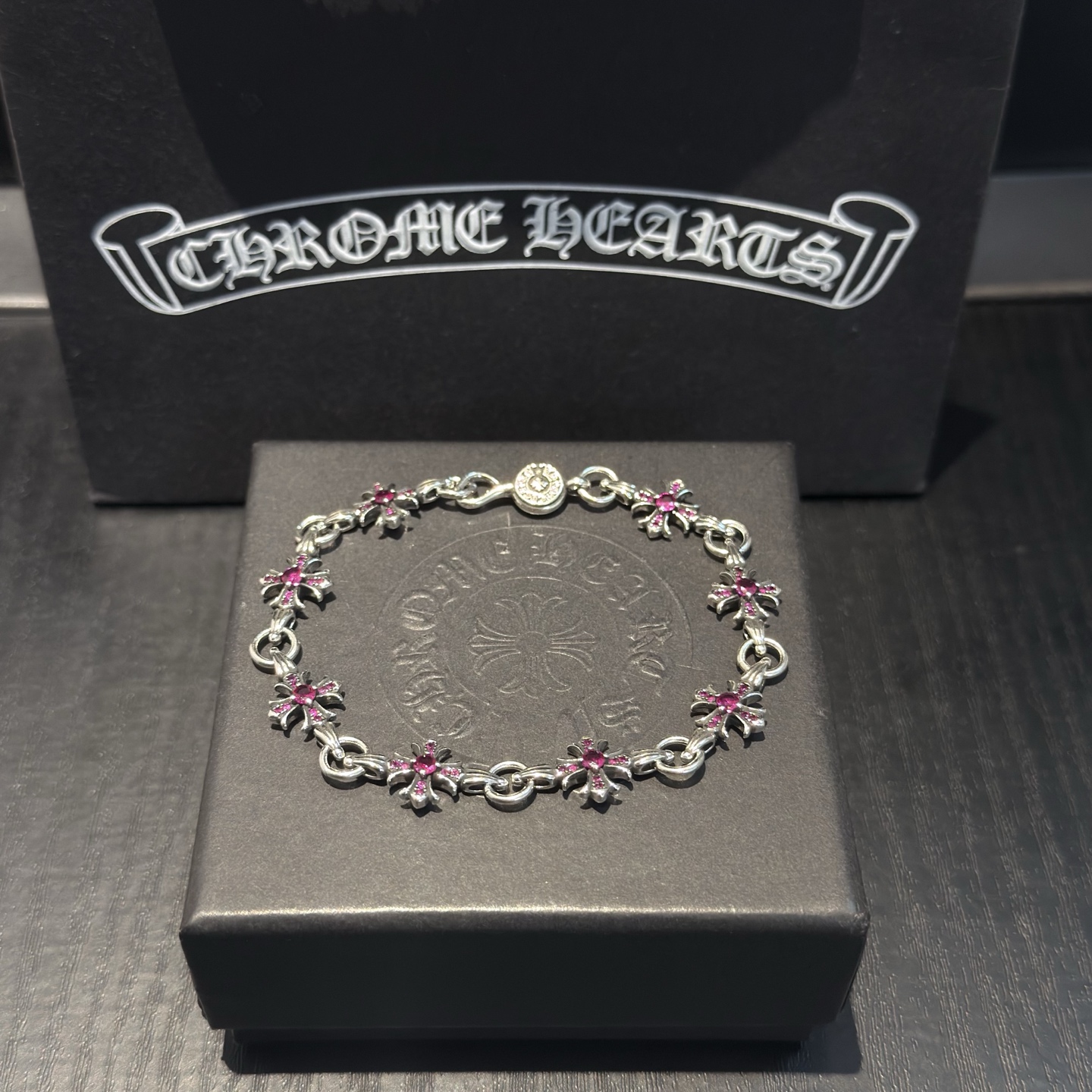 NO:705070,The new [counter quality] Chrome Hearts cross pink diamond bracelet, with different concave and convex shapes, the pattern design style is unique. The cross scout flower is the symbol of Chrome Hearts, so it is more durable. Genuine pattern-printed Chrome Hearts distinguishes the ordinary light version in the market. Match the version and standard quality. Look at the printing details. The degree of retro gray oxidation. Seiko version!  Size: 18 20 22 24cm, fine jewelry, chrome hearts, chrome hearts, bracelet19860909新款【专柜品质】Chrome Hearts克罗心十字花粉钻手链,凹凸造型不同的花纹设计风格呈现出与众不同 十字架童军花是克罗心的标志 所以更经久不衰 正品打版Chrome Hearts克罗心 区别市场普通轻版 对版对标品质 看字印细节 复古做旧灰氧程度.精工版本！尺寸:18 20 22 24cm,饰品精品,chrome hearts,chrome hearts,bracelet,Jewelry