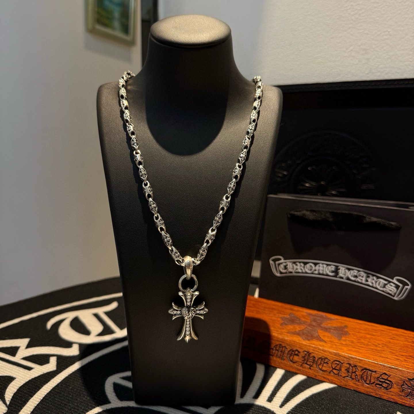 NO:705078,The first batch of new [counter quality] Chrome Hearts, classic retro skull necklace, cross peach heart pendant, concave and convex shapes with different pattern design styles, showing a distinctive cross, Scout flower is the symbol of Chrome Hearts, so it is more durable. Genuine patterned Chrome Hearts distinguishes the ordinary light version in the market. Match the version and standard quality. Look at the printing details, the degree of retro ash oxidation. Seiko version!  !  !  Purely handmade ~ Authentic open mold fashion essentials. Can be worn by both men and women. Same style for couples. Official website original. Rock punk Thai silver style. Retro elements. Trendy and versatile!  , jewelry boutique, chrome hearts, chrome hearts, necklace19860909批新款【专柜品质】Chrome Hearts克罗心 经典复古骷髅头项链 十字架桃心吊坠 凹凸造型不同的花纹设计风格 呈现出与众不同 十字架 童军花是克罗心的志 所以更经久不衰 正品打版Chrome Hearts克罗心 区别市场普通轻版 对版对标品质 看字印细节 复古做旧灰氧程度.精工版本！！！ 纯手工打造 ～正品开模潮流时尚必备 男女均可佩戴 情侣同款 官网原版 摇滚朋克泰银风格 复古元素 潮流百搭！,饰品精品,chrome hearts,chrome hearts,necklace,Jewelry