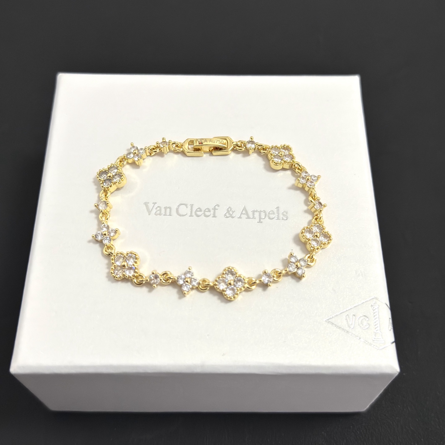NO:705555,[Seiko Original] Popular VCA Four-leaf Clover Van Cleef & Arpels Bracelet V Gold Level Classic Work Same as Official Website Fashion Trend Multi-layered metal carving design makes the petals more three-dimensional. Inlaid with full diamond craftsmanship, it shows the feminine temperament [Gift] Four-leaf clover lucky pattern symbolizes luck and happiness. Unique and romantic, blending simple and harmonious lines with materials. Polished and polished, showing nobility and elegance [Celebration] [Celebration], boutique jewelry, van  cleef,bracelet19860909〔精工原版〕爆款 VCA四叶草梵克雅宝手链 V金等级 经典之作 官网同款 时尚潮流 采用多层次金属雕刻设计 使花瓣更立体 镶嵌满钻工艺 尽显女性柔美气质[礼物] 四叶草幸运图案 象征幸运和幸福 独特又浪漫将简单和谐的线条与材质相融合 经过抛光和打磨 彰显高贵优雅[庆祝][庆祝],饰品精品,van cleef,bracelet,Jewelry