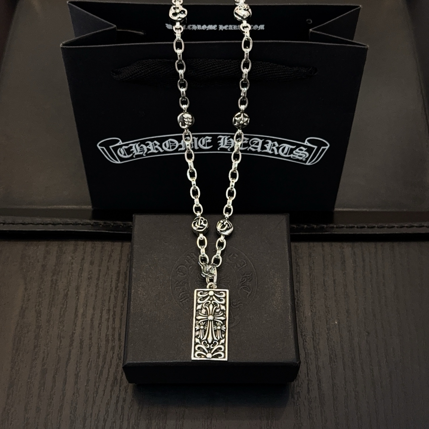 NO:704963,New [Counter Quality] Chrome Hearts Classic Retro Cross Flower Ball Necklace, Square Cross Pendant, Concave and Concave Shape Different Pattern Design Styles, Presenting a Distinctive Cross, Scout Flower is the symbol of Chrome Hearts, so it is more durable. Genuine pattern-printed Chrome Hearts distinguishes the ordinary light version in the market. Match the version and standard quality. Look at the printing details, the degree of retro ash oxidation. Seiko version!  !  !  Purely handmade ~ Authentic open mold fashion essentials. Can be worn by both men and women. Same style for couples. Official website original. Rock punk Thai silver style. Retro elements. Trendy and versatile!  , jewelry boutique, chrome hearts, chrome hearts, necklace19860909新款【专柜品质】Chrome Hearts克罗心经典复古十字花球项链 方牌十字架吊坠 凹凸造型不同的花纹设计风格 呈现出与众不同 十字架 童军花是克罗心的志 所以更经久不衰 正品打版Chrome Hearts克罗心 区别市场普通轻版 对版对标品质 看字印细节 复古做旧灰氧程度.精工版本！！！ 纯手工打造 ～正品开模潮流时尚必备 男女均可佩戴 情侣同款 官网原版 摇滚朋克泰银风格 复古元素 潮流百搭！,饰品精品,chrome hearts,chrome hearts,necklace,Jewelry