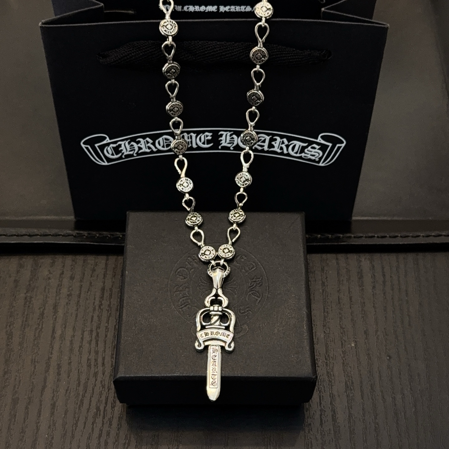 NO:704968,New [Counter Quality] Chrome Hearts Horseshoe Print Necklace, Sword Pendant. The concave and convex shapes have different pattern design styles, showing a distinctive cross. The Scout flower is Chrome Hearts' symbol, so it is more durable. Genuine pattern-printed Chrome Hearts distinguishes the ordinary light version in the market. Match the version and standard quality. Look at the printing details. The degree of retro gray oxidation. Seiko version!  !  !  Purely handmade ~ Authentic open mold fashion essentials. Can be worn by both men and women. Same style for couples. Official website original. Rock punk Thai silver style. Retro elements. Trendy and versatile!  , jewelry boutique, chrome hearts, chrome hearts, necklace19860909新款【专柜品质】Chrome Hearts克罗心马蹄印花项链,宝剑吊坠 凹凸造型不同的花纹设计风格 呈现出与众不同 十字架 童军花是克罗心的志 所以更经久不衰 正品打版Chrome Hearts克罗心 区别市场普通轻版 对版对标品质 看字印细节 复古做旧灰氧程度.精工版本！！！ 纯手工打造 ～正品开模潮流时尚必备 男女均可佩戴 情侣同款 官网原版 摇滚朋克泰银风格 复古元素 潮流百搭！,饰品精品,chrome hearts,chrome hearts,necklace,Jewelry