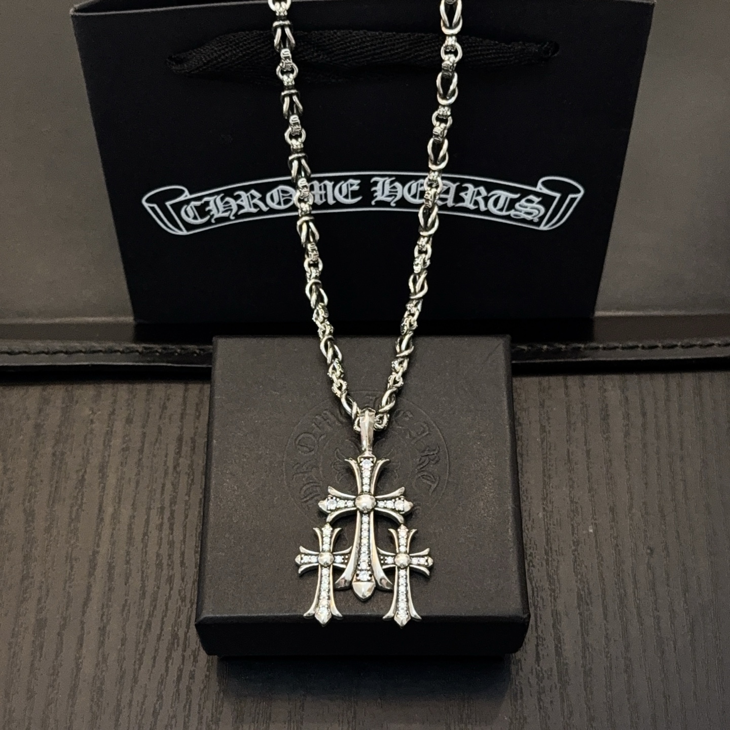 NO:704980,New [counter quality] Chrome Hearts classic retro cross necklace, full diamond thirty cross pendant, concave and convex shapes with different pattern design styles, showing a distinctive cross. The Scout flower is the symbol of Chrome Hearts, so it is more durable. Genuine pattern-printed Chrome Hearts distinguishes the ordinary light version in the market. Match the version and standard quality. Look at the printing details. The degree of retro ash oxidation. Seiko version!  !  !  Purely handmade ~ Authentic open mold fashion essentials. Can be worn by both men and women. Same style for couples. Official website original. Rock punk Thai silver style. Retro elements. Trendy and versatile!  , jewelry boutique, chrome hearts, chrome hearts, necklace19860909新款【专柜品质】Chrome Hearts克罗心经典复古十字架项链 满钻三十十字架吊坠 凹凸造型不同的花纹设计风格 呈现出与众不同 十字架 童军花是克罗心的志 所以更经久不衰 正品打版Chrome Hearts克罗心 区别市场普通轻版 对版对标品质 看字印细节 复古做旧灰氧程度.精工版本！！！ 纯手工打造 ～正品开模潮流时尚必备 男女均可佩戴 情侣同款 官网原版 摇滚朋克泰银风格 复古元素 潮流百搭！,饰品精品,chrome hearts,chrome hearts,necklace,Jewelry