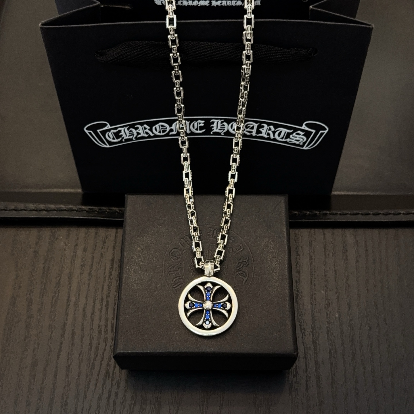NO:704999,New [counter quality] Chrome Hearts classic retro cross necklace, round blue diamond cross pendant, concave and convex shapes with different pattern design styles, showing a distinctive cross. The Scout flower is the symbol of Chrome Hearts, so it is more durable. Genuine pattern-printed Chrome Hearts distinguishes the ordinary light version in the market. Match the version and standard quality. Look at the printing details. The degree of retro gray oxidation. Seiko version!  !  !  Purely handmade ~ Authentic open mold fashion essentials. Can be worn by both men and women. Same style for couples. Official website original. Rock punk Thai silver style. Retro elements. Trendy and versatile!  , jewelry boutique, chrome hearts, chrome hearts, necklace19860909新款【专柜品质】Chrome Hearts克罗心经典复古十字架项链 圆牌蓝钻十字架吊坠 凹凸造型不同的花纹设计风格 呈现出与众不同 十字架 童军花是克罗心的志 所以更经久不衰 正品打版Chrome Hearts克罗心 区别市场普通轻版 对版对标品质 看字印细节 复古做旧灰氧程度.精工版本！！！ 纯手工打造 ～正品开模潮流时尚必备 男女均可佩戴 情侣同款 官网原版 摇滚朋克泰银风格 复古元素 潮流百搭！,饰品精品,chrome hearts,chrome hearts,necklace,Jewelry