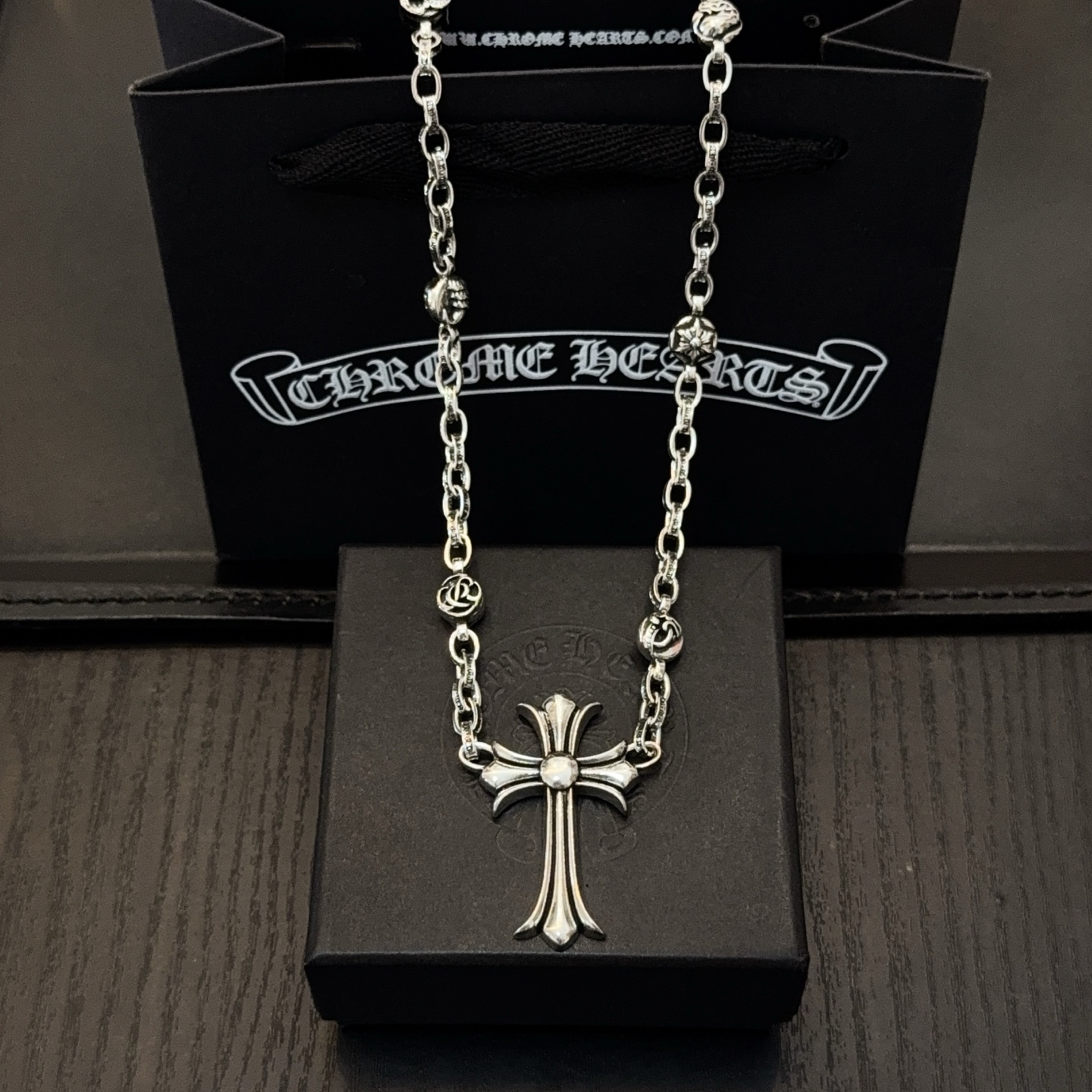 NO:704984,New [counter quality] Chrome Hearts classic retro flower ball necklace, cross pendant, concave and convex shapes with different pattern design styles, showing a distinctive cross and Scout flower is the symbol of Chrome Hearts, so it is more durable. Genuine patterned Chrome Hearts distinguishes the ordinary light version in the market. Match the version and standard quality. Look at the printing details, the degree of retro gray oxidation. Seiko version!  !  !  Purely handmade ~ Authentic open mold fashion essentials. Can be worn by both men and women. Same style for couples. Official website original. Rock punk Thai silver style. Retro elements. Trendy and versatile!  , jewelry boutique, chrome hearts, chrome hearts, necklace19860909新款【专柜品质】Chrome Hearts克罗心经典复古花球项链 十字架吊坠 凹凸造型不同的花纹设计风格 呈现出与众不同 十字架 童军花是克罗心的志 所以更经久不衰 正品打版Chrome Hearts克罗心 区别市场普通轻版 对版对标品质 看字印细节 复古做旧灰氧程度.精工版本！！！ 纯手工打造 ～正品开模潮流时尚必备 男女均可佩戴 情侣同款 官网原版 摇滚朋克泰银风格 复古元素 潮流百搭！,饰品精品,chrome hearts,chrome hearts,necklace,Jewelry