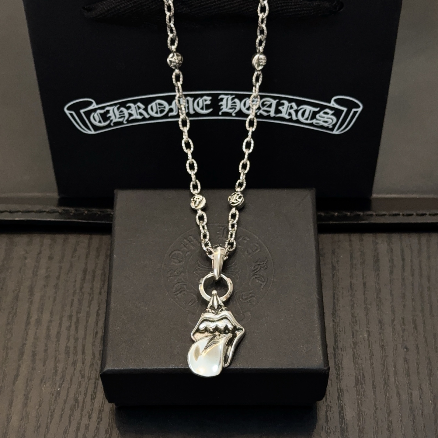 NO:704989,New [counter quality] Chrome Hearts classic retro flower ball necklace, large tongue pendant, concave and convex shapes with different pattern design styles, showing a distinctive cross. The Scout flower is the symbol of Chrome Hearts, so it is more durable. Genuine pattern-printed Chrome Hearts distinguishes the ordinary light version in the market. Match the version and standard quality. Look at the printing details. The degree of retro gray oxidation. Seiko version!  !  !  Purely handmade ~ Authentic open mold fashion essentials. Can be worn by both men and women. Same style for couples. Official website original. Rock punk Thai silver style. Retro elements. Trendy and versatile!  , jewelry boutique, chrome hearts, chrome hearts, necklace19860909新款【专柜品质】Chrome Hearts克罗心经典复古花球项链 大舌头吊坠 凹凸造型不同的花纹设计风格 呈现出与众不同 十字架 童军花是克罗心的志 所以更经久不衰 正品打版Chrome Hearts克罗心 区别市场普通轻版 对版对标品质 看字印细节 复古做旧灰氧程度.精工版本！！！ 纯手工打造 ～正品开模潮流时尚必备 男女均可佩戴 情侣同款 官网原版 摇滚朋克泰银风格 复古元素 潮流百搭！,饰品精品,chrome hearts,chrome hearts,necklace,Jewelry