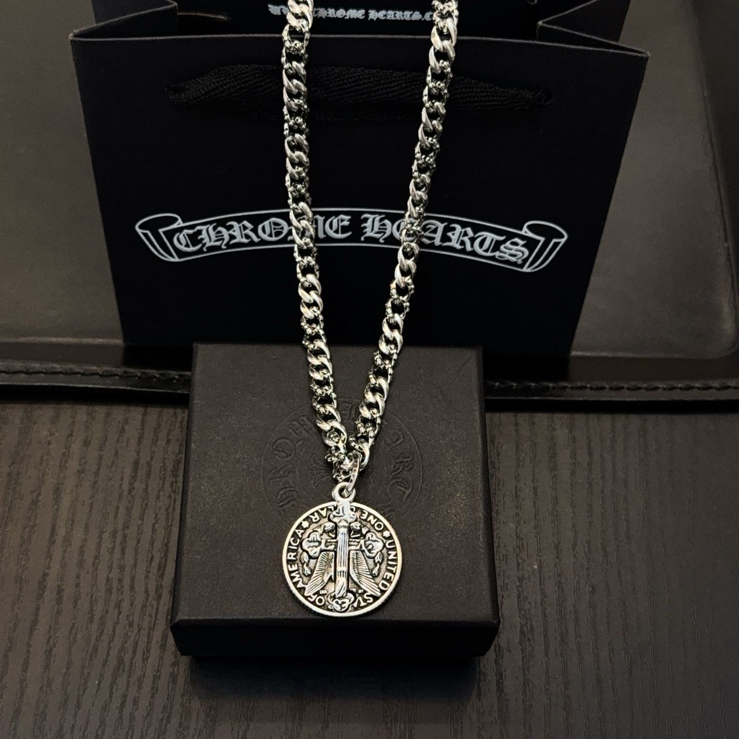 NO:704993,New [Counter Quality] Chrome Hearts Classic Retro Cross Cuban Necklace, Round Cross Pendant, Concave and Concave Shape Different Pattern Design Styles, Presenting a Distinctive Cross and Scout Flower are the symbol of Chrome Hearts, so they are more durable. Genuine pattern-printed Chrome Hearts distinguishes the ordinary light version in the market. Match the standard quality. Look at the printing details. The degree of retro ash oxidation. Seiko version!  !  !  Purely handmade ~ Authentic open mold fashion essentials. Can be worn by both men and women. Same style for couples. Official website original. Rock punk Thai silver style. Retro elements. Trendy and versatile!  , jewelry boutique, chrome hearts, chrome hearts, necklace19860909新款【专柜品质】Chrome Hearts克罗心经典复古十字架古巴项链 圆牌十字架吊坠 凹凸造型不同的花纹设计风格 呈现出与众不同 十字架 童军花是克罗心的志 所以更经久不衰 正品打版Chrome Hearts克罗心 区别市场普通轻版 对版对标品质 看字印细节 复古做旧灰氧程度.精工版本！！！ 纯手工打造 ～正品开模潮流时尚必备 男女均可佩戴 情侣同款 官网原版 摇滚朋克泰银风格 复古元素 潮流百搭！,饰品精品,chrome hearts,chrome hearts,necklace,Jewelry