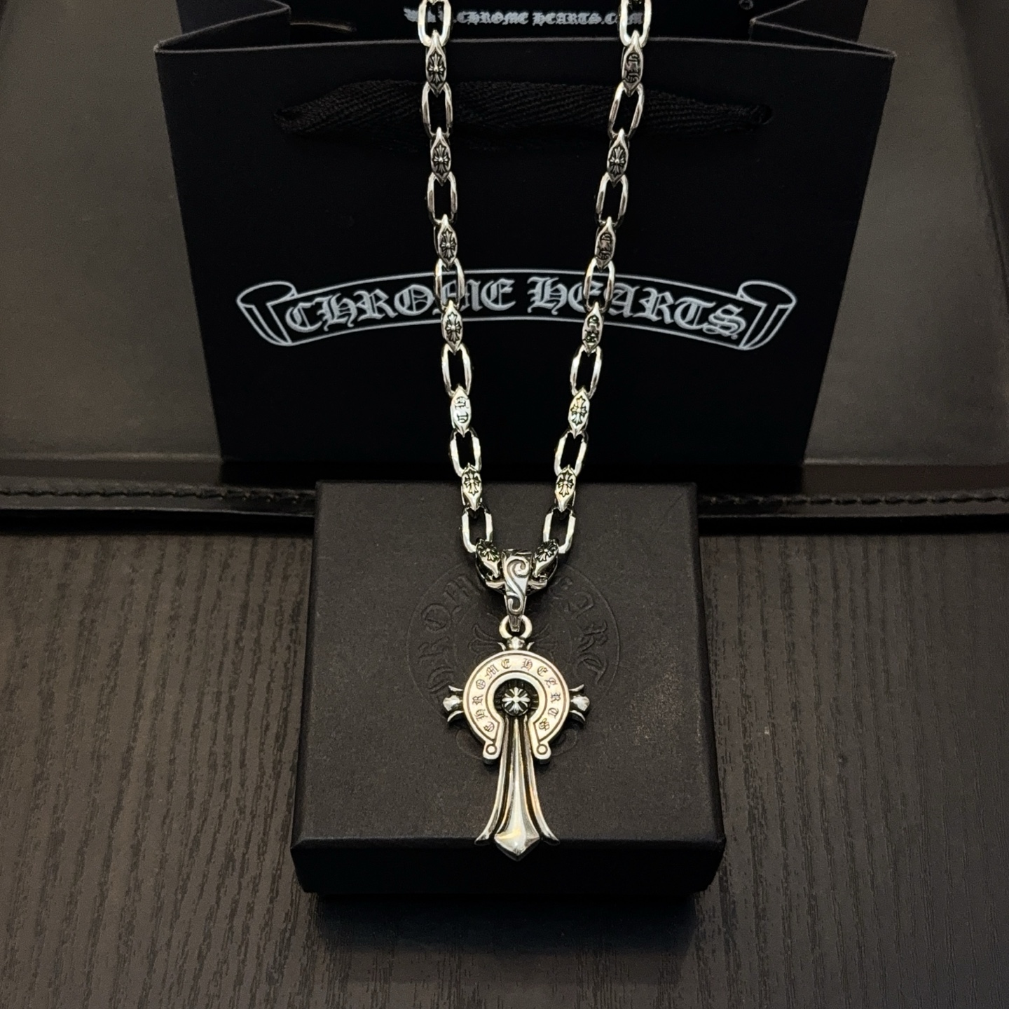 NO:704995,New [Counter Quality] Chrome Hearts Classic Retro Cross Necklace, Horseshoe Print Cross Pendant, Concave and Concave Shapes, Different Pattern Design Styles, Presenting a Distinctive Cross. The Scout Flower is the symbol of Chrome Hearts, so it is more durable. Genuine pattern-printed Chrome Hearts distinguishes the ordinary light version in the market. Match the standard quality. Look at the details of the printing. The degree of retro ash oxidation. Seiko version!  !  !  Purely handmade ~ Authentic open mold fashion essentials. Can be worn by both men and women. Same style for couples. Official website original. Rock punk Thai silver style. Retro elements. Trendy and versatile!  , jewelry boutique, chrome hearts, chrome hearts, necklace19860909新款【专柜品质】Chrome Hearts克罗心经典复古十字架项链 马蹄印十字架吊坠 凹凸造型不同的花纹设计风格 呈现出与众不同 十字架 童军花是克罗心的志 所以更经久不衰 正品打版Chrome Hearts克罗心 区别市场普通轻版 对版对标品质 看字印细节 复古做旧灰氧程度.精工版本！！！ 纯手工打造 ～正品开模潮流时尚必备 男女均可佩戴 情侣同款 官网原版 摇滚朋克泰银风格 复古元素 潮流百搭！,饰品精品,chrome hearts,chrome hearts,necklace,Jewelry
