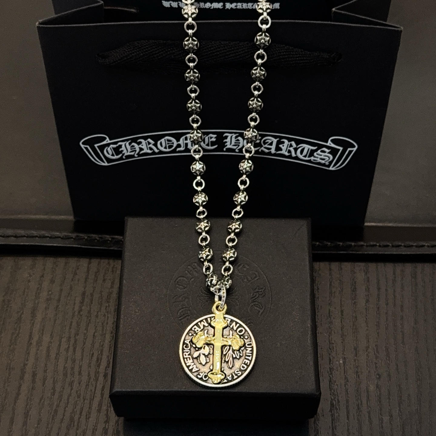 NO:704997,New [counter quality] Chrome Hearts classic retro six-pointed star necklace, cylindrical cross pendant, concave and convex shapes with different pattern design styles, showing a distinctive cross. The Scout flower is the symbol of Chrome Hearts, so it is more durable. Genuine pattern-printing Chrome Hearts distinguishes the ordinary light version in the market. Match the version and standard quality. Look at the printing details, the degree of retro ash oxidation. Seiko version!  !  !  Purely handmade ~ Authentic open mold fashion essentials. Can be worn by both men and women. Same style for couples. Official website original. Rock punk Thai silver style. Retro elements. Trendy and versatile!  , jewelry boutique, chrome hearts, chrome hearts, necklace19860909新款【专柜品质】Chrome Hearts克罗心经典复古六芒星项链 圆柱十字架吊坠 凹凸造型不同的花纹设计风格 呈现出与众不同 十字架 童军花是克罗心的志 所以更经久不衰 正品打版Chrome Hearts克罗心 区别市场普通轻版 对版对标品质 看字印细节 复古做旧灰氧程度.精工版本！！！ 纯手工打造 ～正品开模潮流时尚必备 男女均可佩戴 情侣同款 官网原版 摇滚朋克泰银风格 复古元素 潮流百搭！,饰品精品,chrome hearts,chrome hearts,necklace,Jewelry
