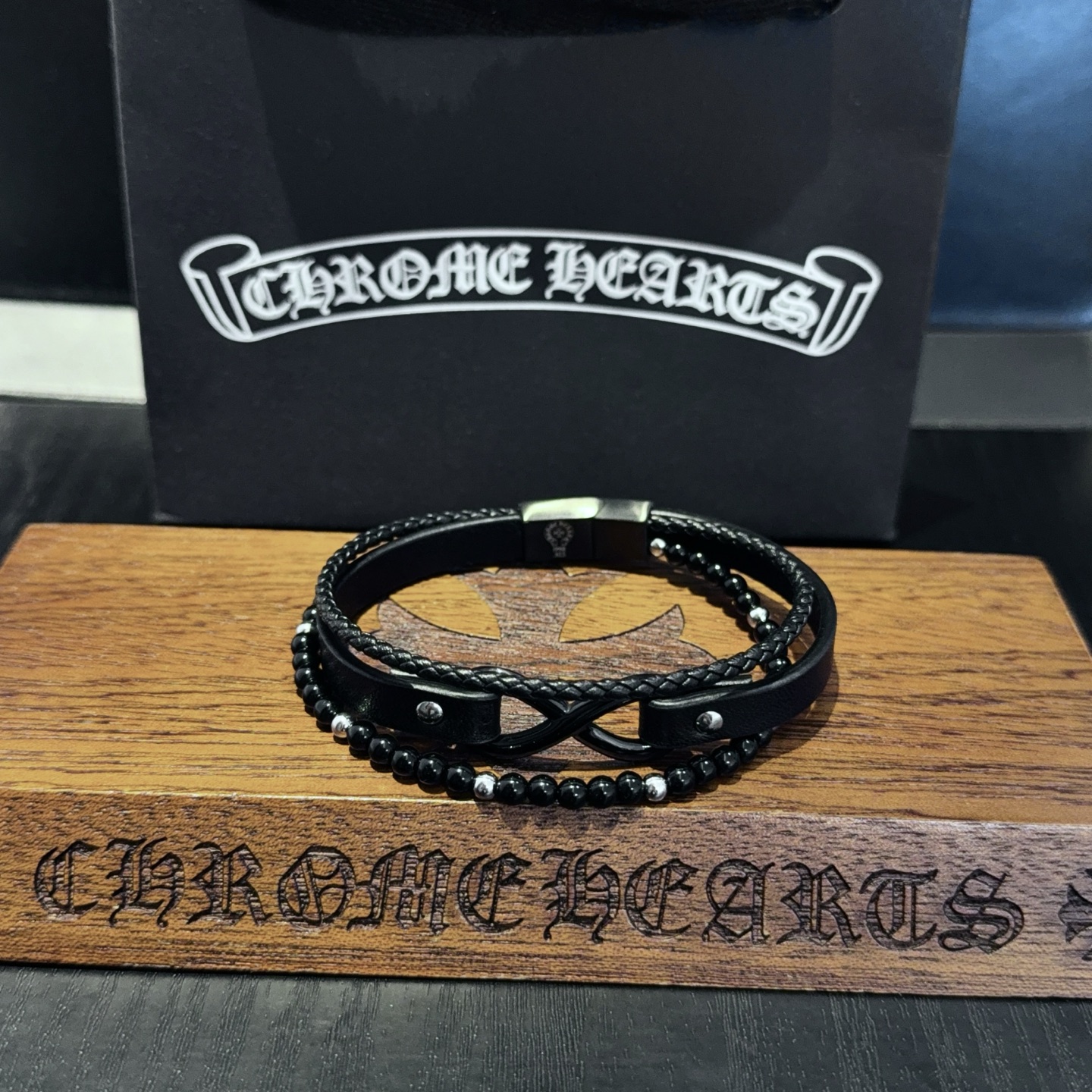 NO:704985,New [counter quality] Chrome Hearts Chrome Hearts leather bracelet bracelet, concave and convex shapes with different pattern design styles, showing a distinctive cross. The Scout flower is the symbol of Chrome Hearts, so it is more durable. Genuine patterned Chrome Hearts distinguishes the ordinary light version in the market. Match the version and standard quality. Look at the printing details, the degree of retro gray oxidation. Seiko version!  !  !  Purely handmade ~ Authentic open mold fashion essentials. Can be worn by both men and women. Same style for couples. Official website original. Rock punk Thai silver style. Retro elements. Trendy and versatile!  , jewelry boutique, chrome hearts, chrome hearts, bracelet19860909新款【专柜品质】Chrome Hearts克罗心皮手镯手绳,凹凸造型不同的花纹设计风格 呈现出与众不同 十字架 童军花是克罗心的志 所以更经久不衰 正品打版Chrome Hearts克罗心 区别市场普通轻版 对版对标品质 看字印细节 复古做旧灰氧程度.精工版本！！！ 纯手工打造 ～正品开模潮流时尚必备 男女均可佩戴 情侣同款 官网原版 摇滚朋克泰银风格 复古元素 潮流百搭！,饰品精品,chrome hearts,chrome hearts,bracelet,Jewelry