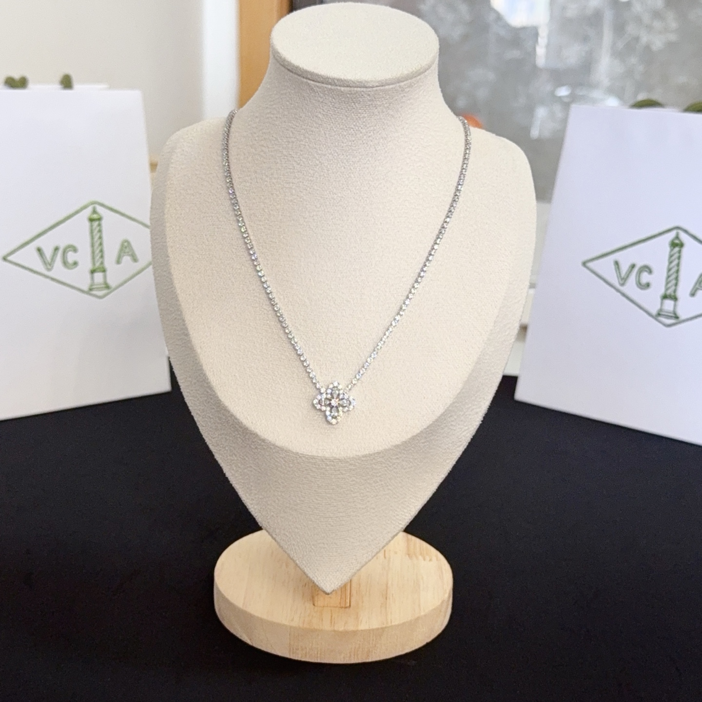 NO:705433,[Seiko Original] Popular VCA Four-leaf Clover Van Cleef & Arpels Necklace V Gold Level Classic Work Same as the Official Website Fashion Trend Multi-layered Metal Carving Design Makes the Petals More Three-dimensional Inlaid with Full Diamond Craftsmanship Shows Femininity [Gift] Four-leaf Clover Lucky Pattern Symbolizing Luck and Happiness Unique and Romantic Combining Simple and Harmonious Lines with Materials Polished and Polished to Show Nobility and Elegance [Celebration] [Celebration], jewelry boutique, van cleef, necklace19860909〔精工原版〕爆款 VCA四叶草梵克雅宝项链 V金等级 经典之作 官网同款 时尚潮流 采用多层次金属雕刻设计 使花瓣更立体 镶嵌满钻工艺 尽显女性柔美气质[礼物] 四叶草幸运图案 象征幸运和幸福 独特又浪漫将简单和谐的线条与材质相融合 经过抛光和打磨 彰显高贵优雅[庆祝][庆祝],饰品精品,van cleef,necklace,Jewelry