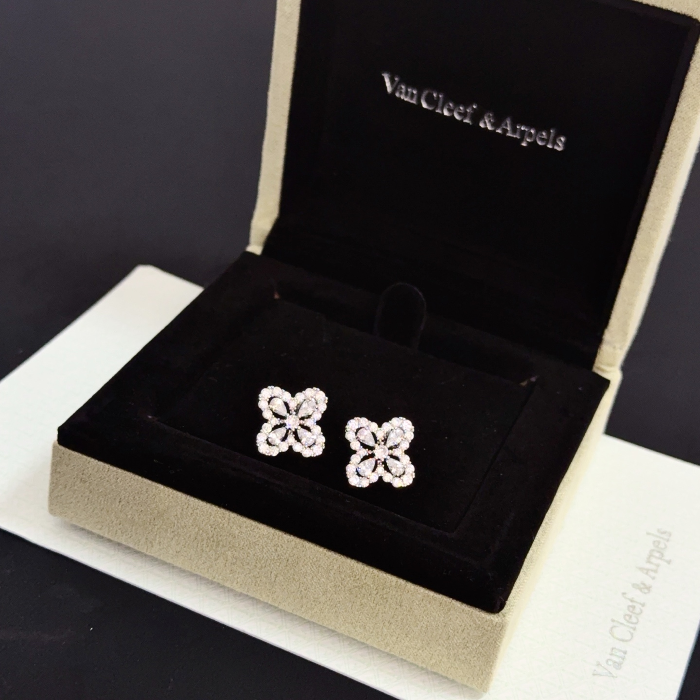 NO:705437,Seiko original version, popular VCA four-leaf clover Van Cleef & Arpels earrings, V gold level, classic, same style as the official website, fashion trend, using multi-layered metal carving design to make the petals more three-dimensional, inlaid with diamonds, showing the feminine temperament [gift] four-leaf clover lucky pattern, symbolizing luck and happiness, unique and romantic, integrating simple and harmonious lines with materials, polished and polished, showing nobility and elegance [celebration] [celebration], jewelry boutique, van cleef19860909精工原版 爆款 VCA四叶草梵克雅宝耳钉 V金等级 经典之作 官网同款 时尚潮流 采用多层次金属雕刻设计 使花瓣更立体 镶嵌满钻工艺 尽显女性柔美气质[礼物] 四叶草幸运图案 象征幸运和幸福 独特又浪漫将简单和谐的线条与材质相融合 经过抛光和打磨 彰显高贵优雅[庆祝][庆祝],饰品精品,van cleef,Jewelry