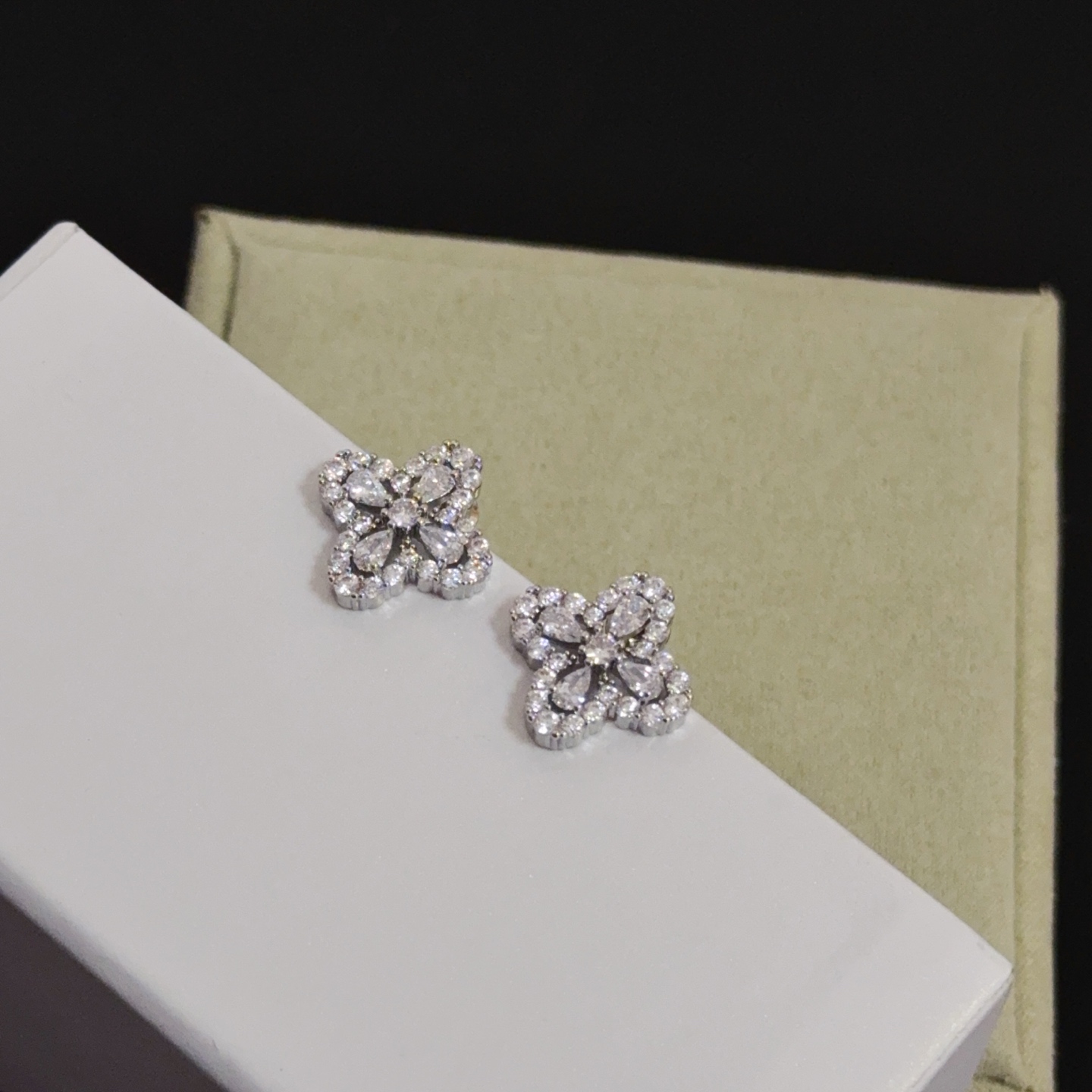 Van Cleef & Arpels Haute Couture Haute Joaillerie Fine Jewelry Earrings 6