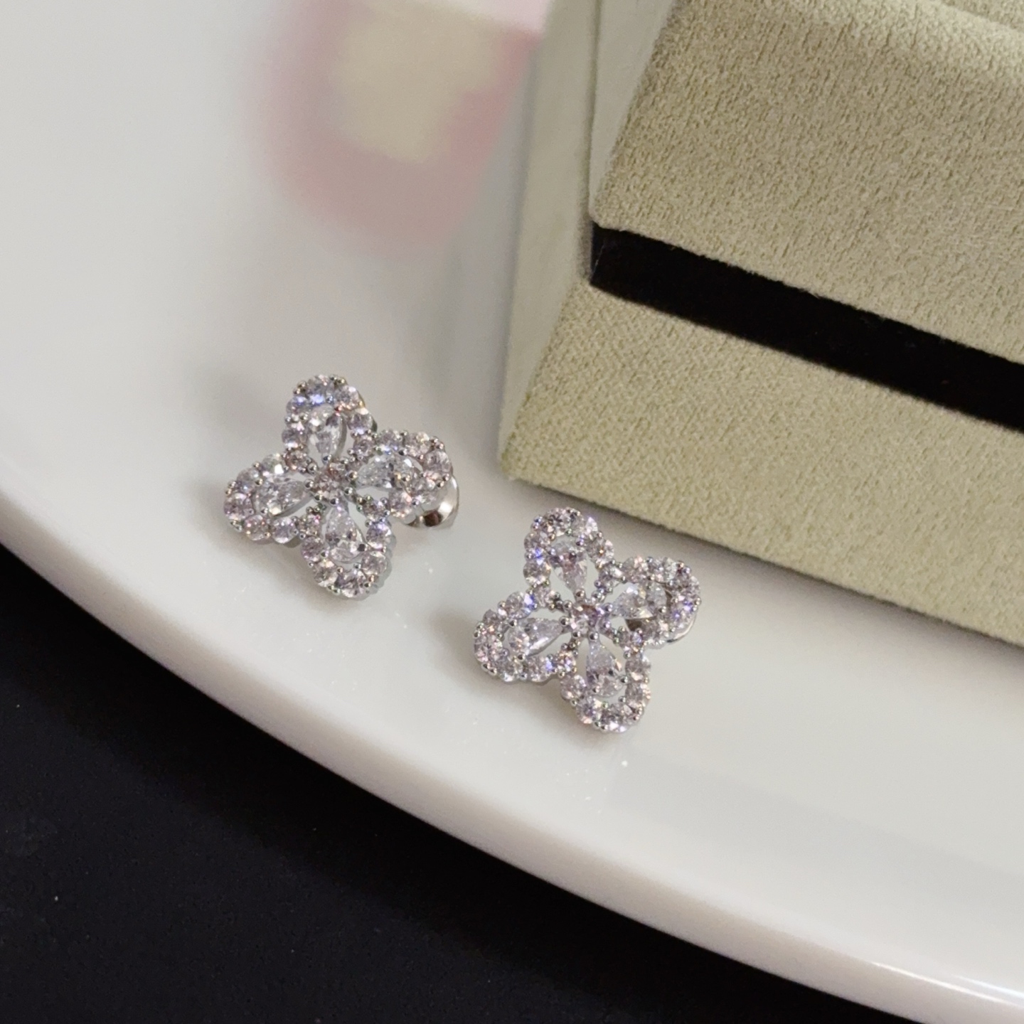 Van Cleef & Arpels Haute Couture Haute Joaillerie Fine Jewelry Earrings 8