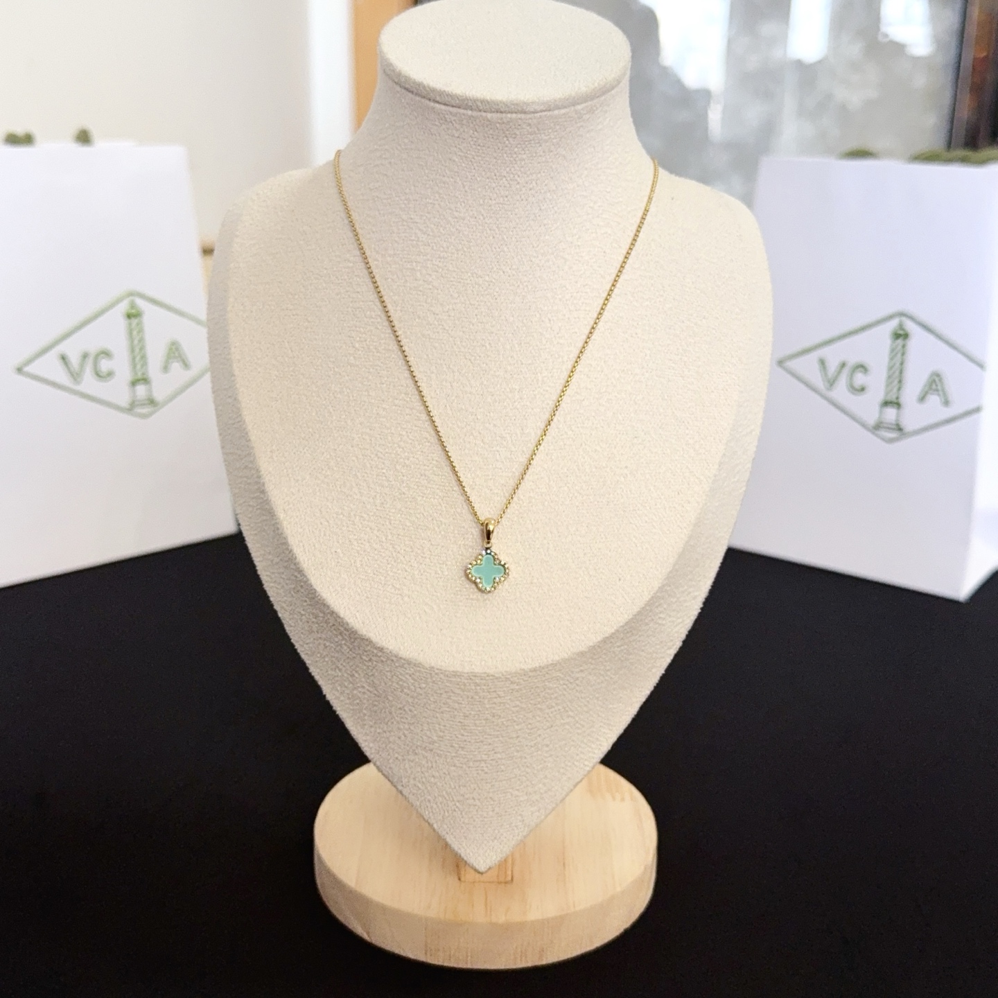 NO:705440,[Seiko Original] Popular VCA Four-leaf Clover Van Cleef & Arpels Necklace V Gold Level Classic Work Same as the Official Website Fashion Trend Multi-layered Metal Carving Design Makes the Petals More Three-dimensional Inlaid with Full Diamond Craftsmanship Shows Femininity [Gift] Four-leaf Clover Lucky Pattern Symbolizing Luck and Happiness Unique and Romantic Combining Simple and Harmonious Lines with Materials Polished and Polished to Show Nobility and Elegance [Celebration] [Celebration], jewelry boutique, van cleef, necklace19860909〔精工原版〕爆款 VCA四叶草梵克雅宝项链 V金等级 经典之作 官网同款 时尚潮流 采用多层次金属雕刻设计 使花瓣更立体 镶嵌满钻工艺 尽显女性柔美气质[礼物] 四叶草幸运图案 象征幸运和幸福 独特又浪漫将简单和谐的线条与材质相融合 经过抛光和打磨 彰显高贵优雅[庆祝][庆祝],饰品精品,van cleef,necklace,Jewelry