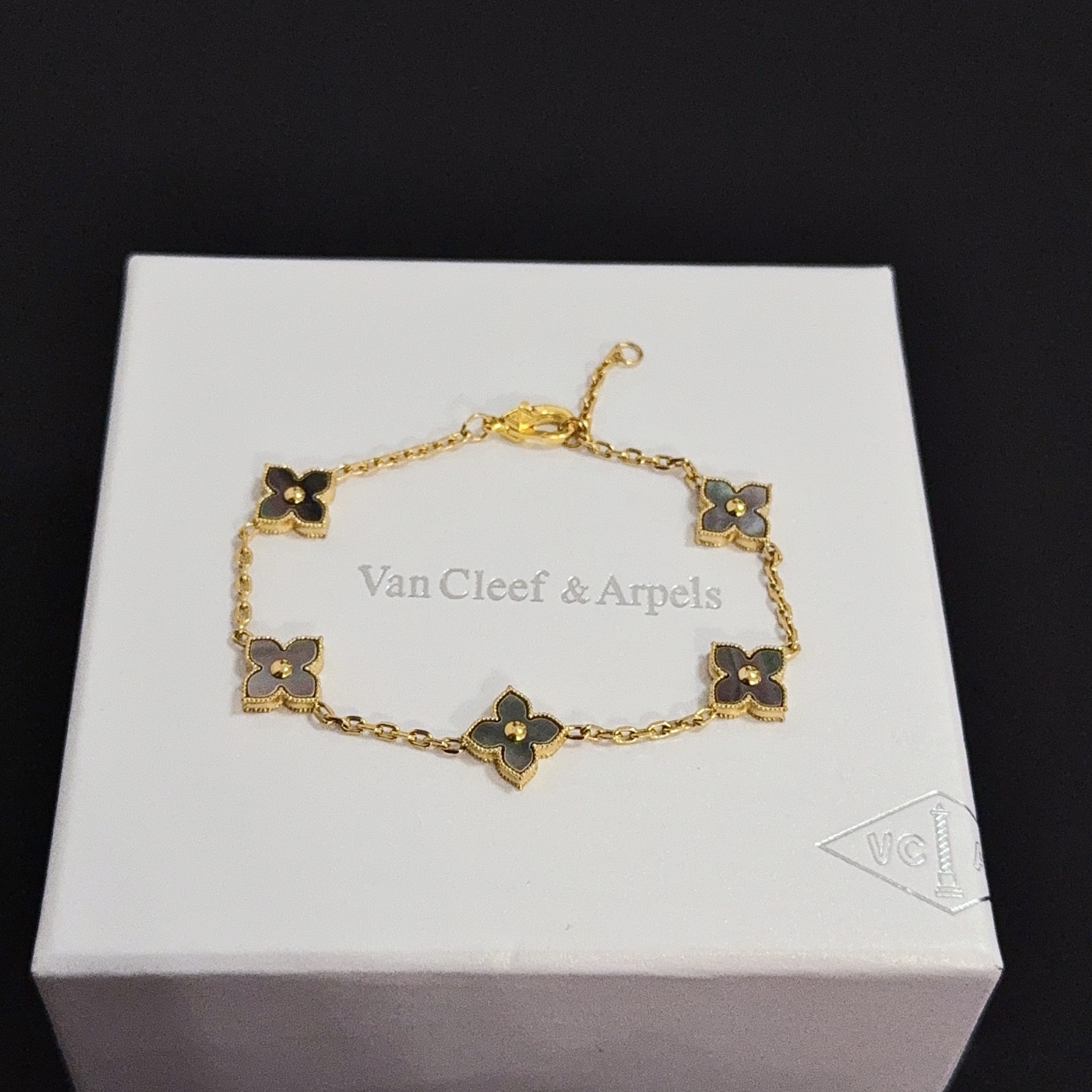 NO:705448,[Seiko Original] Popular VCA Four-leaf Clover Van Cleef & Arpels Bracelet V Gold Level Classic Work Same as Official Website Fashion Trend Multi-layered metal carving design makes the petals more three-dimensional. Inlaid with full diamond craftsmanship, it shows the feminine temperament [Gift] Four-leaf clover lucky pattern symbolizes luck and happiness. Unique and romantic, blending simple and harmonious lines with materials. Polished and polished, showing nobility and elegance [Celebration] [Celebration], boutique jewelry, van  cleef,bracelet19860909〔精工原版〕爆款 VCA四叶草梵克雅宝手链 V金等级 经典之作 官网同款 时尚潮流 采用多层次金属雕刻设计 使花瓣更立体 镶嵌满钻工艺 尽显女性柔美气质[礼物] 四叶草幸运图案 象征幸运和幸福 独特又浪漫将简单和谐的线条与材质相融合 经过抛光和打磨 彰显高贵优雅[庆祝][庆祝],饰品精品,van cleef,bracelet,Jewelry