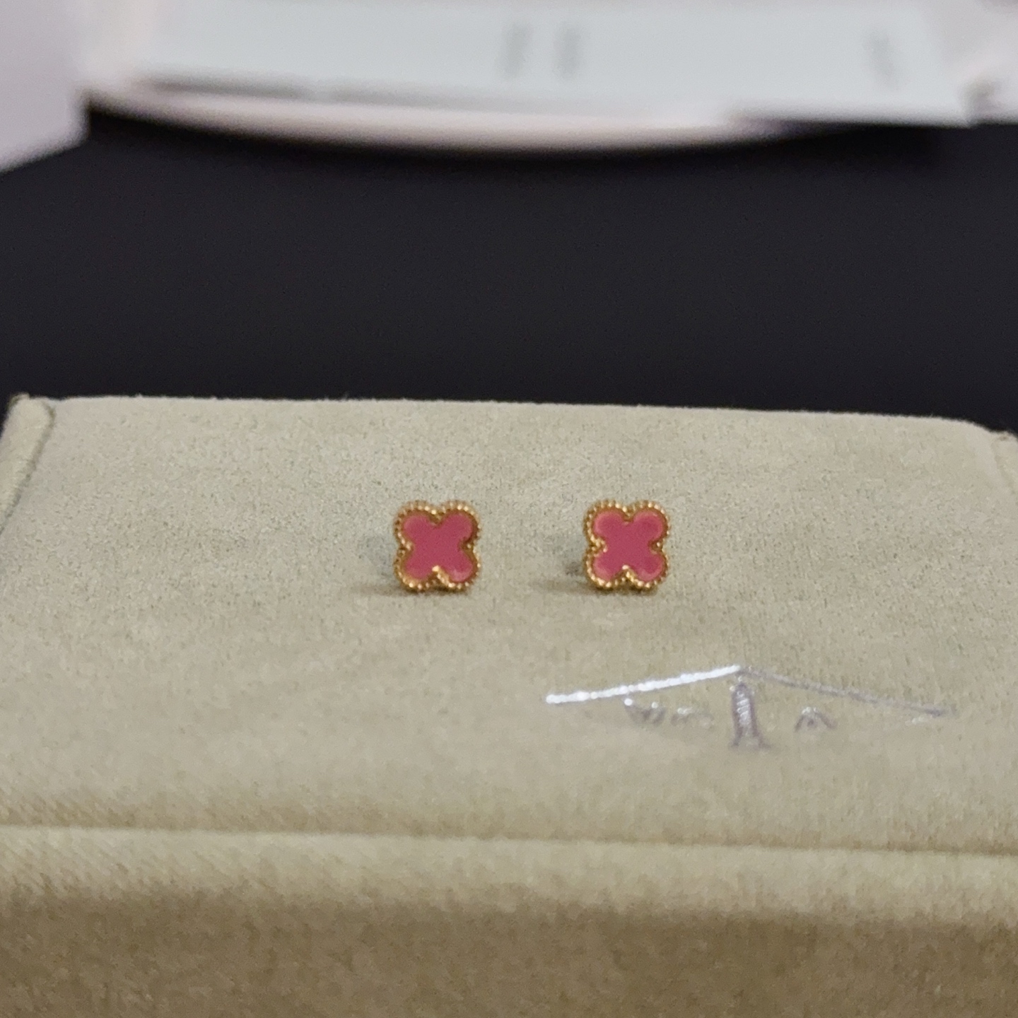 NO:705451,[Seiko Original] Popular VCA Four-leaf Clover Van Cleef & Arpels Earrings V Gold Level Classic Works Same as the Official Website Fashion Trend Using Multi-layered Metal Carving Design to Make the Petals More Three-dimensional Inlaid with Full Diamond Craftsmanship Showing Femininity [Gift] Four-leaf Clover Lucky Pattern Symbolizing Luck and Happiness Unique and Romantic Combining Simple and Harmonious Lines with Materials Polished and Polished to Show Nobility and Elegance [Celebration] [Celebration], Boutique Jewelry, van cleef19860909〔精工原版〕爆款 VCA四叶草梵克雅宝耳钉 V金等级 经典之作 官网同款 时尚潮流 采用多层次金属雕刻设计 使花瓣更立体 镶嵌满钻工艺 尽显女性柔美气质[礼物] 四叶草幸运图案 象征幸运和幸福 独特又浪漫将简单和谐的线条与材质相融合 经过抛光和打磨 彰显高贵优雅[庆祝][庆祝],饰品精品,van cleef,Jewelry