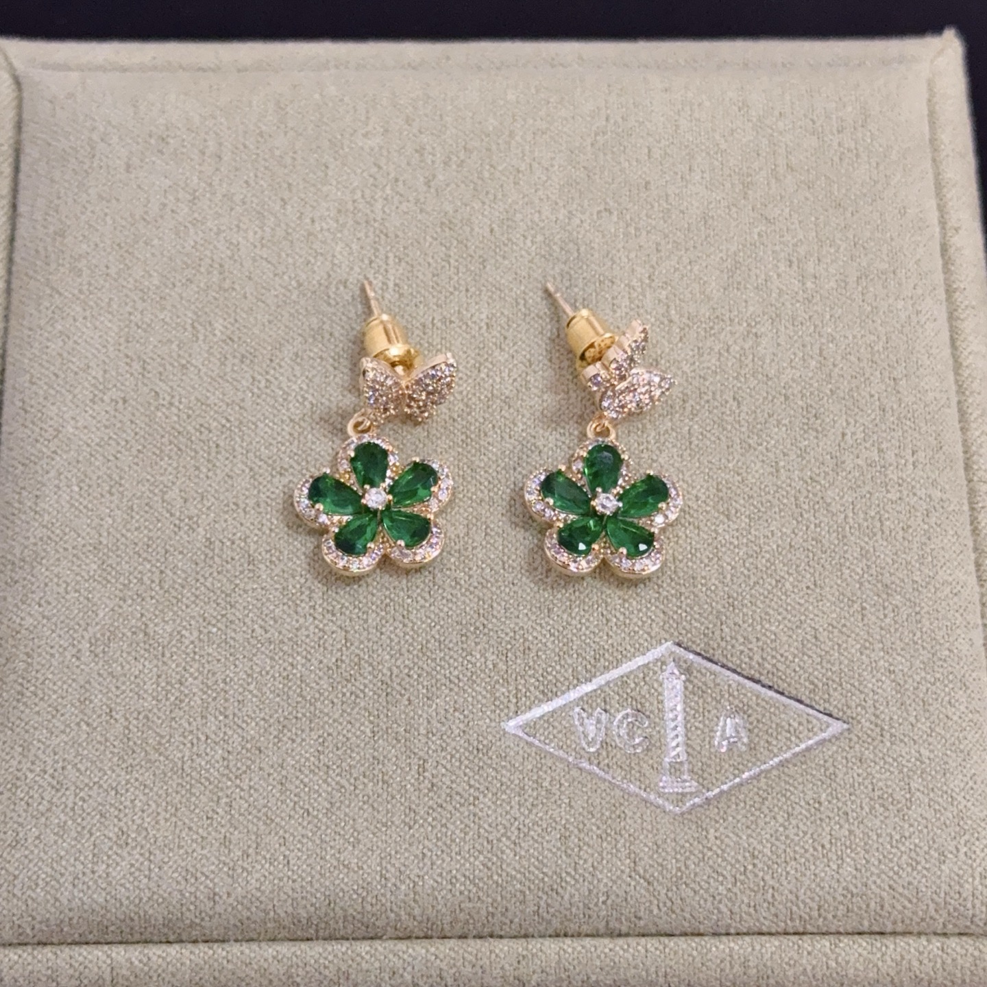 NO:705454,[Seiko Original] Popular VCA Four-leaf Clover Van Cleef & Arpels Earrings V Gold Level Classic Works Same as the Official Website Fashion Trend Using Multi-layered Metal Carving Design to Make the Petals More Three-dimensional Inlaid with Full Diamond Craftsmanship Showing Femininity [Gift] Four-leaf Clover Lucky Pattern Symbolizing Luck and Happiness Unique and Romantic Combining Simple and Harmonious Lines with Materials Polished and Polished to Show Nobility and Elegance [Celebration] [Celebration], Boutique Jewelry, van cleef19860909〔精工原版〕爆款 VCA四叶草梵克雅宝耳钉 V金等级 经典之作 官网同款 时尚潮流 采用多层次金属雕刻设计 使花瓣更立体 镶嵌满钻工艺 尽显女性柔美气质[礼物] 四叶草幸运图案 象征幸运和幸福 独特又浪漫将简单和谐的线条与材质相融合 经过抛光和打磨 彰显高贵优雅[庆祝][庆祝],饰品精品,van cleef,Jewelry