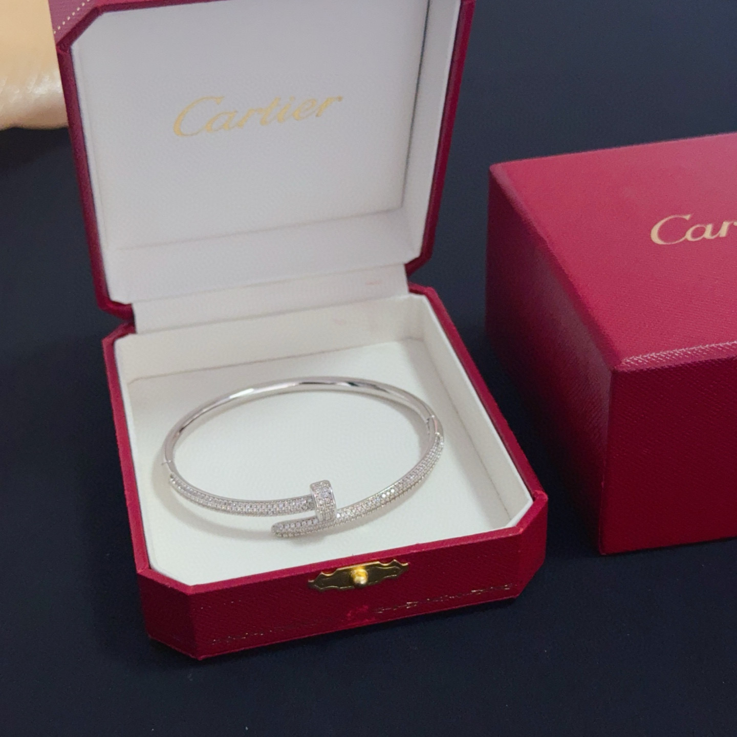 NO:705472,Cartier diamond-encrusted bracelet, high-end customized version, diamond-encrusted craftsmanship, V gold material, classic and fashionable style, reconstruct the aesthetics of love with sharp lines!  Breaking the rules, the diamond-encrusted design actually achieves the ceiling of high-end sense - no need for flashy accumulation, love should be as pure as ever. Cartier is loved by many celebrities and Internet celebrities. The Leopard series bracelet is absolutely an eternal classic, and it is not limited to men and women, and there is no age limit!  Wear it and you will be the center of attention!  , jewelry boutique, cartier, bracelet19860909卡地亚镶钻手镯 高端定制版本 镶嵌钻工艺 V金材质 经典而时尚风格 用凌厉线条重构爱情美学！打破常规,镶嵌钻设计反而成就高级感天花板——无需浮华堆砌,爱本应纯粹如初 卡地亚受众多明星网红的爱戴 豹子系列手镯 绝对是永恒经典 而且男女不限 年龄不限 ！戴上它你就是焦点！,饰品精品,cartier,bracelet,Jewelry