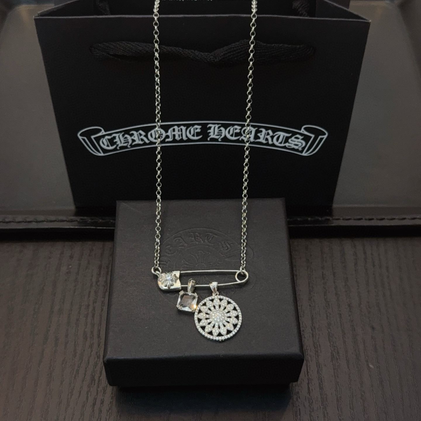 新款【专柜品质】Chrome Hearts克罗心别针十字架项链 凹凸造型不同的花纹设计风格 呈现出与众不同 十字架 童军花是克罗心的志 3