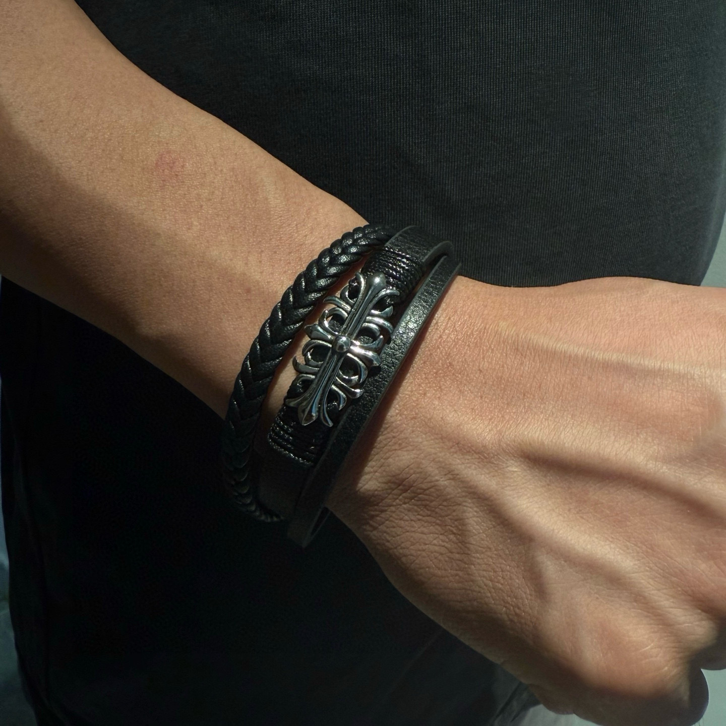 NO:763332,Counter quality Chrome Hearts leather rope bracelet, with different concave and convex shapes, different pattern design styles, showing a distinctive cross. The Scout flower is the symbol of Chrome Hearts, so it is more durable. The genuine pattern-printed Chrome Hearts Chrome Hearts necklace is different from the ordinary light version in the market. Check the version and standard quality. Look at the printing details, the degree of retro gray oxidation. Seiko version!  !  !  Purely handmade ~ Authentic open mold fashion essentials. Can be worn by both men and women. Same style for couples. Official website original. Rock punk Thai silver style. Retro elements. Trendy and versatile!  , jewelry boutique, chrome hearts, chrome hearts, necklace, bracelet19860909专柜品质Chrome Hearts克罗心皮绳手链,凹凸造型不同的花纹设计风格 呈现出与众不同 十字架 童军花是克罗心的志 所以更经久不衰 正品打版Chrome Hearts克罗心项链区别市场普通轻版 对版对标品质 看字印细节 复古做旧灰氧程度.精工版本！！！ 纯手工打造 ～正品开模潮流时尚必备 男女均可佩戴 情侣同款 官网原版 摇滚朋克泰银风格 复古元素 潮流百搭！,饰品精品,chrome hearts,chrome hearts,necklace,bracelet,Jewelry