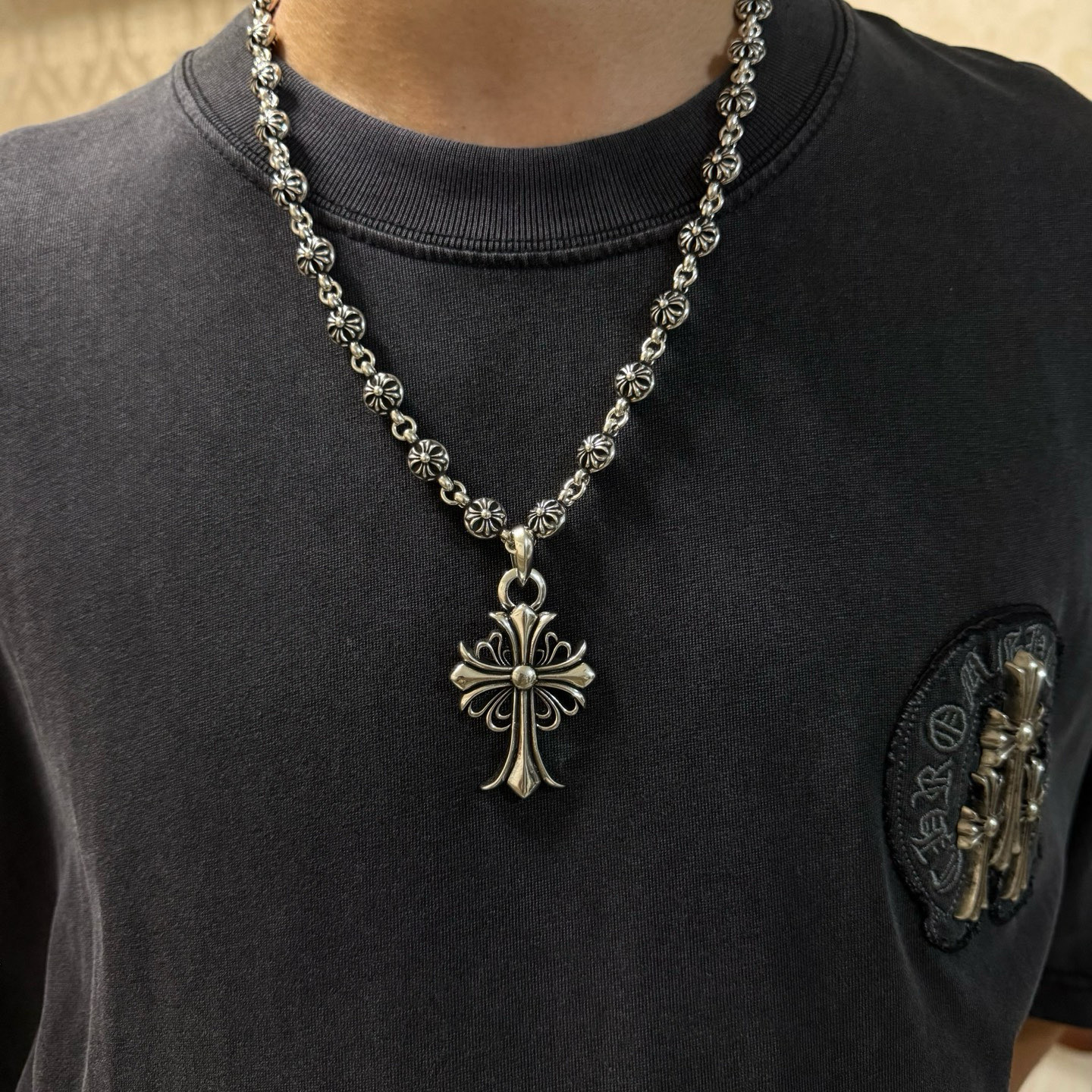 NO:763341,New [counter quality] Chrome Hearts thick cross flower ball necklace, cross pendant, different pattern design styles with concave and convex shapes, showing a distinctive cross and Scout flower is the symbol of Chrome Hearts, so it is more durable. Genuine pattern-printed Chrome Hearts distinguishes the ordinary light version in the market. Match the version and standard quality. Look at the printing details, the degree of retro gray oxidation. Seiko version!  !  !  Purely handmade ~ Authentic open mold fashion essentials. Can be worn by both men and women. Same style for couples. Official website original. Rock punk Thai silver style. Retro elements. Trendy and versatile!  , jewelry boutique, chrome hearts, chrome hearts, necklace19860909新款【专柜品质】Chrome Hearts克罗心粗十字花球项链 十字架吊坠 凹凸造型不同的花纹设计风格 呈现出与众不同 十字架 童军花是克罗心的志 所以更经久不衰 正品打版Chrome Hearts克罗心 区别市场普通轻版 对版对标品质 看字印细节 复古做旧灰氧程度.精工版本！！！ 纯手工打造 ～正品开模潮流时尚必备 男女均可佩戴 情侣同款 官网原版 摇滚朋克泰银风格 复古元素 潮流百搭！,饰品精品,chrome hearts,chrome hearts,necklace,Jewelry