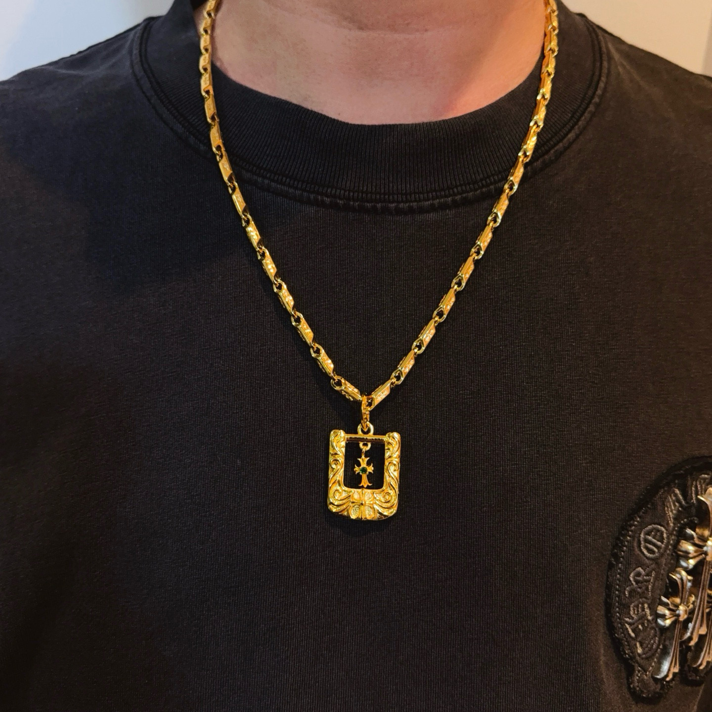 NO:763345,New [counter quality] Chrome Hearts gold cross necklace, square cross pendant. Different pattern design styles with concave and convex shapes, showing a distinctive cross. The Scout flower is the symbol of Chrome Hearts, so it is more durable. Authentic Chrome Hearts Chrome Hearts is different from the ordinary light version in the market. Check the quality of the version. Look at the printing details. The degree of retro gray oxidation. Seiko version!  !  !  Purely handmade ~ Authentic open mold fashion essentials. Can be worn by both men and women. Same style for couples. Official website original. Rock punk Thai silver style. Retro elements. Trendy and versatile!  , jewelry boutique, chrome hearts, chrome hearts, necklace, gold19860909新款【专柜品质】Chrome Hearts克罗心黄金色十字架项链,方牌十字架吊坠 凹凸造型不同的花纹设计风格 呈现出与众不同 十字架 童军花是克罗心的志 所以更经久不衰 正品打版Chrome Hearts克罗心 区别市场普通轻版 对版对标品质 看字印细节 复古做旧灰氧程度.精工版本！！！ 纯手工打造 ～正品开模潮流时尚必备 男女均可佩戴 情侣同款 官网原版 摇滚朋克泰银风格 复古元素 潮流百搭！,饰品精品,chrome hearts,chrome hearts,necklace,gold,Jewelry