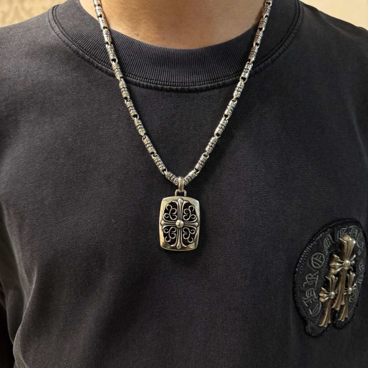 NO:763347,New [Counter Quality] Chrome Hearts Cross Necklace, Square Rattan Flower T-frame Pendant, Concave and Concave Shapes, Different Pattern Design Styles, Presenting a Distinctive Cross, Scout Flower is the symbol of Chrome Hearts, so it is more durable. Genuine pattern-printed Chrome Hearts distinguishes the ordinary light version in the market. Check the quality of the version. Look at the printing details, the degree of retro ash oxidation. Seiko version!  !  !  Purely handmade ~ Authentic open mold fashion essentials. Can be worn by both men and women. Same style for couples. Official website original. Rock punk Thai silver style. Retro elements. Trendy and versatile!  , jewelry boutique, chrome hearts, chrome hearts, necklace19860909新款【专柜品质】Chrome Hearts克罗心十字架项链 方牌藤花丁字架吊坠 凹凸造型不同的花纹设计风格 呈现出与众不同 十字架 童军花是克罗心的志 所以更经久不衰 正品打版Chrome Hearts克罗心 区别市场普通轻版 对版对标品质 看字印细节 复古做旧灰氧程度.精工版本！！！ 纯手工打造 ～正品开模潮流时尚必备 男女均可佩戴 情侣同款 官网原版 摇滚朋克泰银风格 复古元素 潮流百搭！,饰品精品,chrome hearts,chrome hearts,necklace,Jewelry